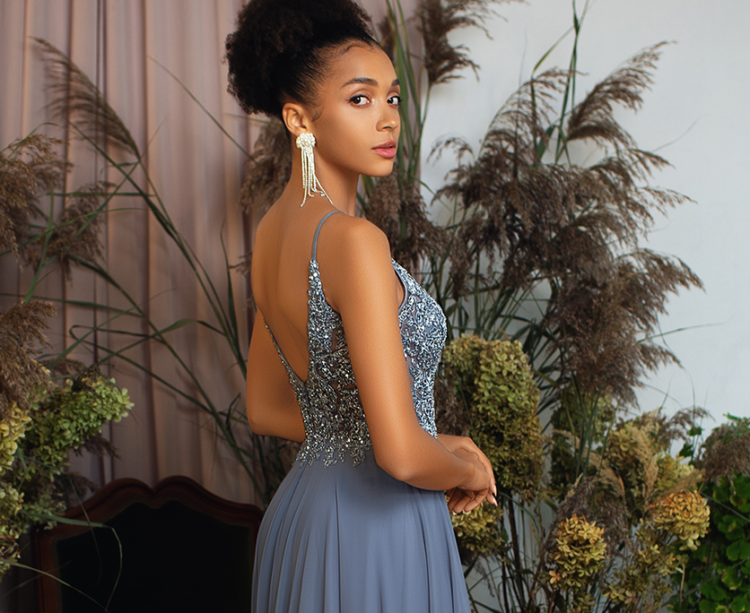 Chiffon-Brautjungfernkleid mit tief ausgeschnittenem Rücken Brautjungfer in einem schön verzierten Brautjungfernkleid mit tiefem Rückenausschnitt