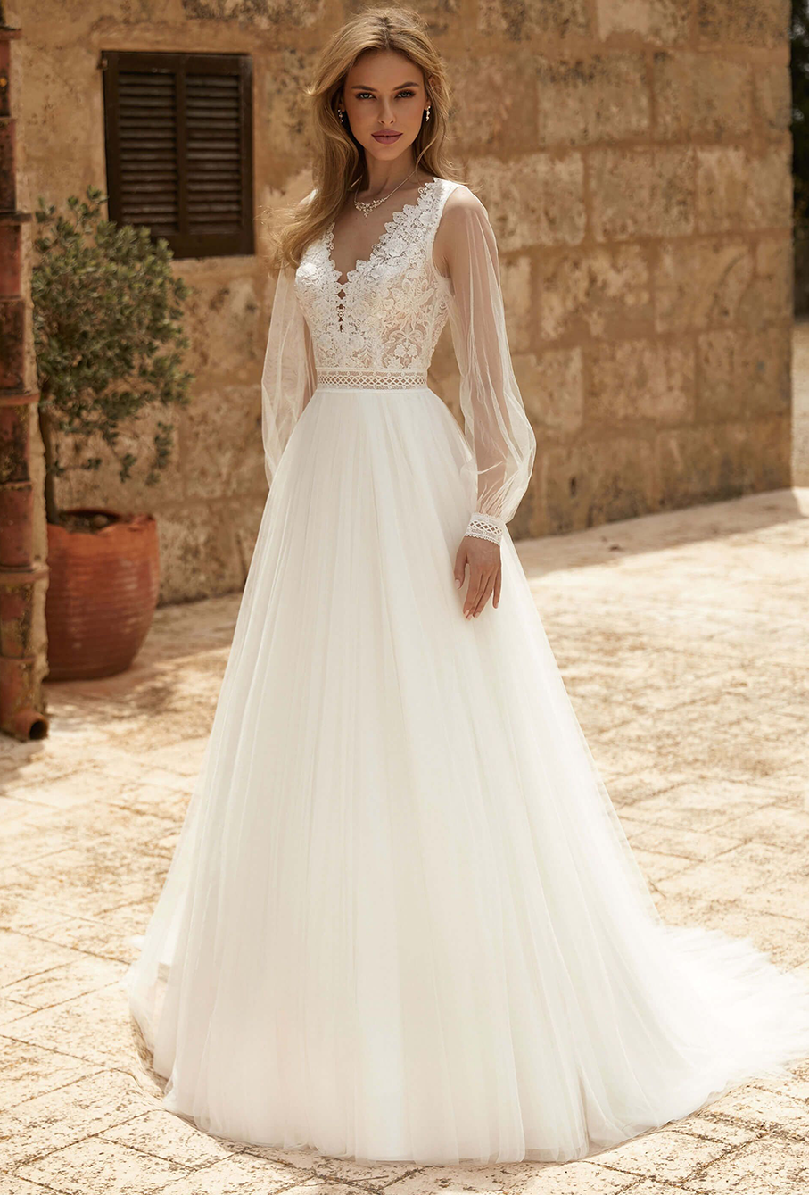 Brautmode für jeden Geschmack Braut in einem Hochzeitskleid aus Spitze und Tüll mit Tüll-Ärmeln