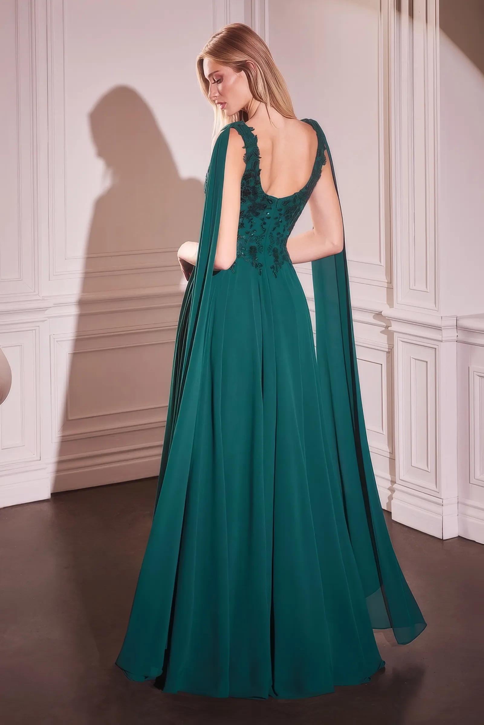 Rückansicht des Abendkleids in Smaragdgrün – drapierter Wasserfallrücken mit fliessender Chiffon-Schärpe und seitlichem Beinschlitz im A-Linien-Rock aus Chiffon.