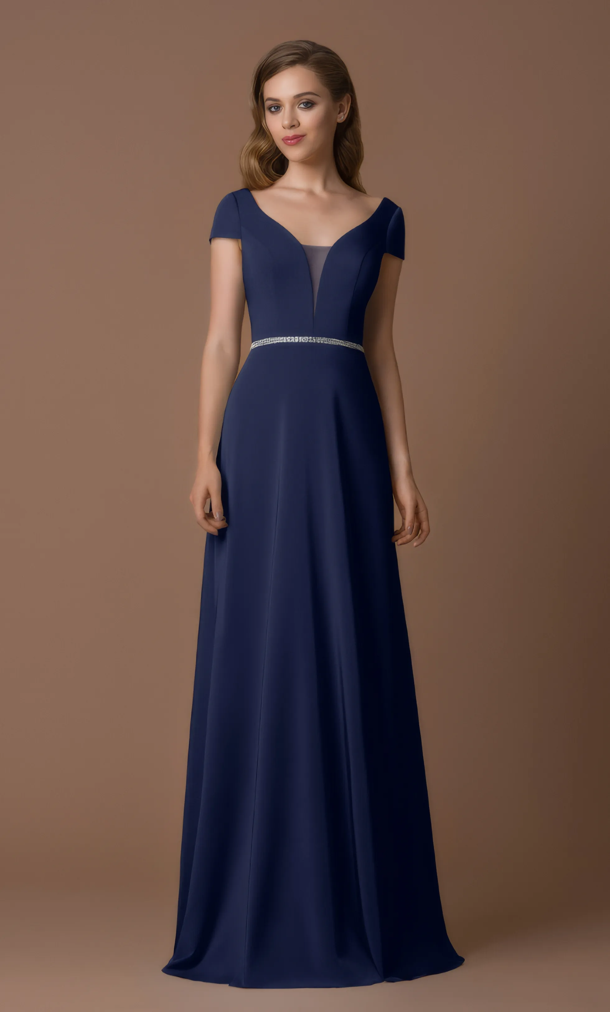 Frau in einem klassischen Abendkleid Navy-Blau mit V-Ausschnitt und Strassgürtel