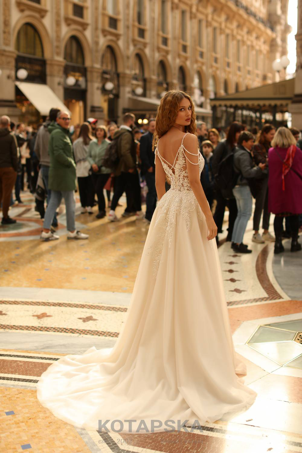 Braut in einem traumhaften Designer-Hochzeitskleid mit transparenter Corsage, wunderschön verziert