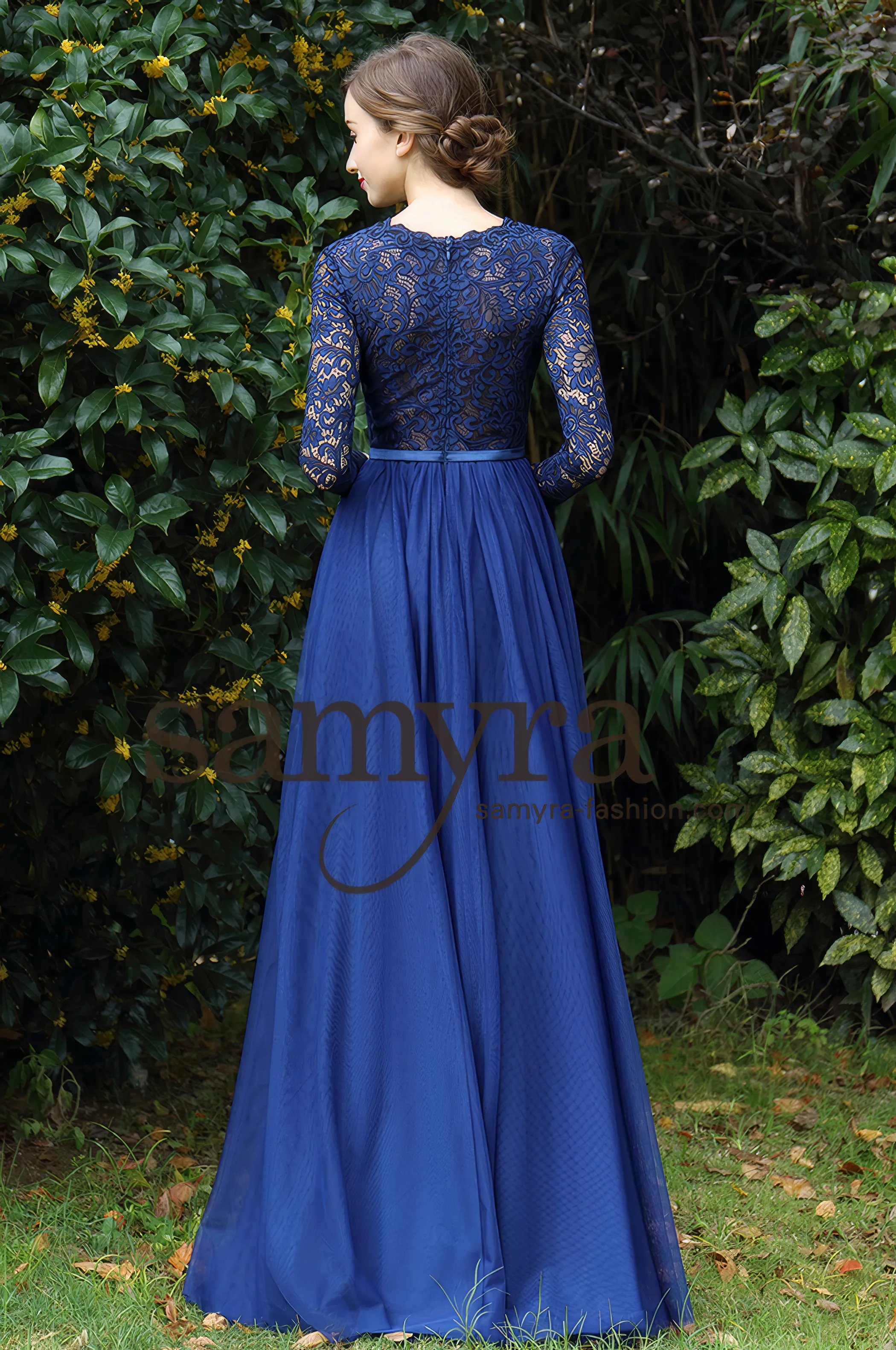 Frau in einem Abendkleid mit langen Ärmeln aus Spitze Marine-Blau, Rückenansicht