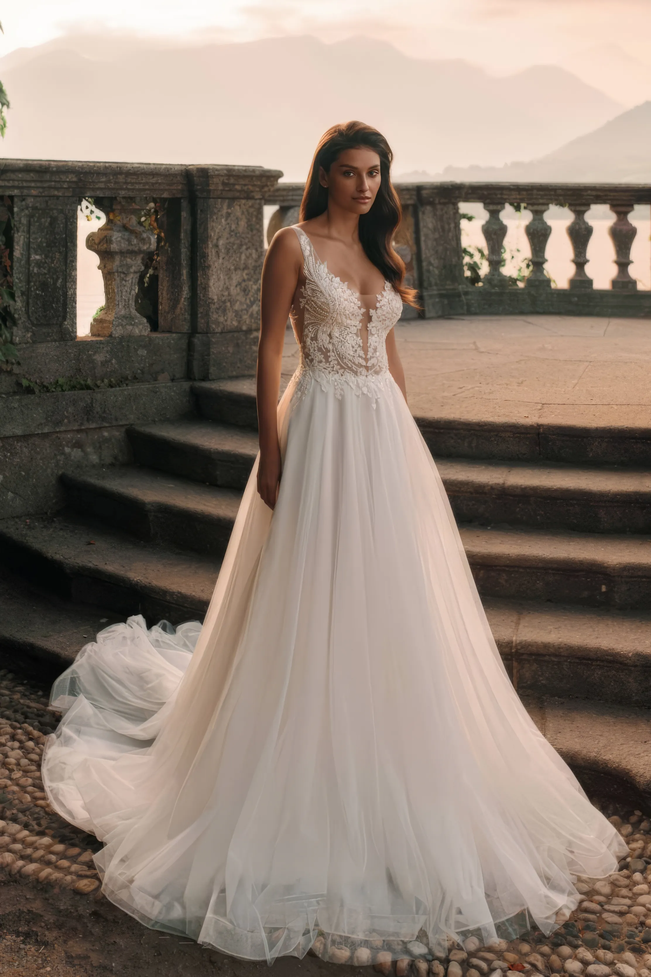 Traumhaftes Brautkleid in A-Linie aus hochwertiger Spitze und weitem Tüllrock mit tiefem V-Ausschnitt