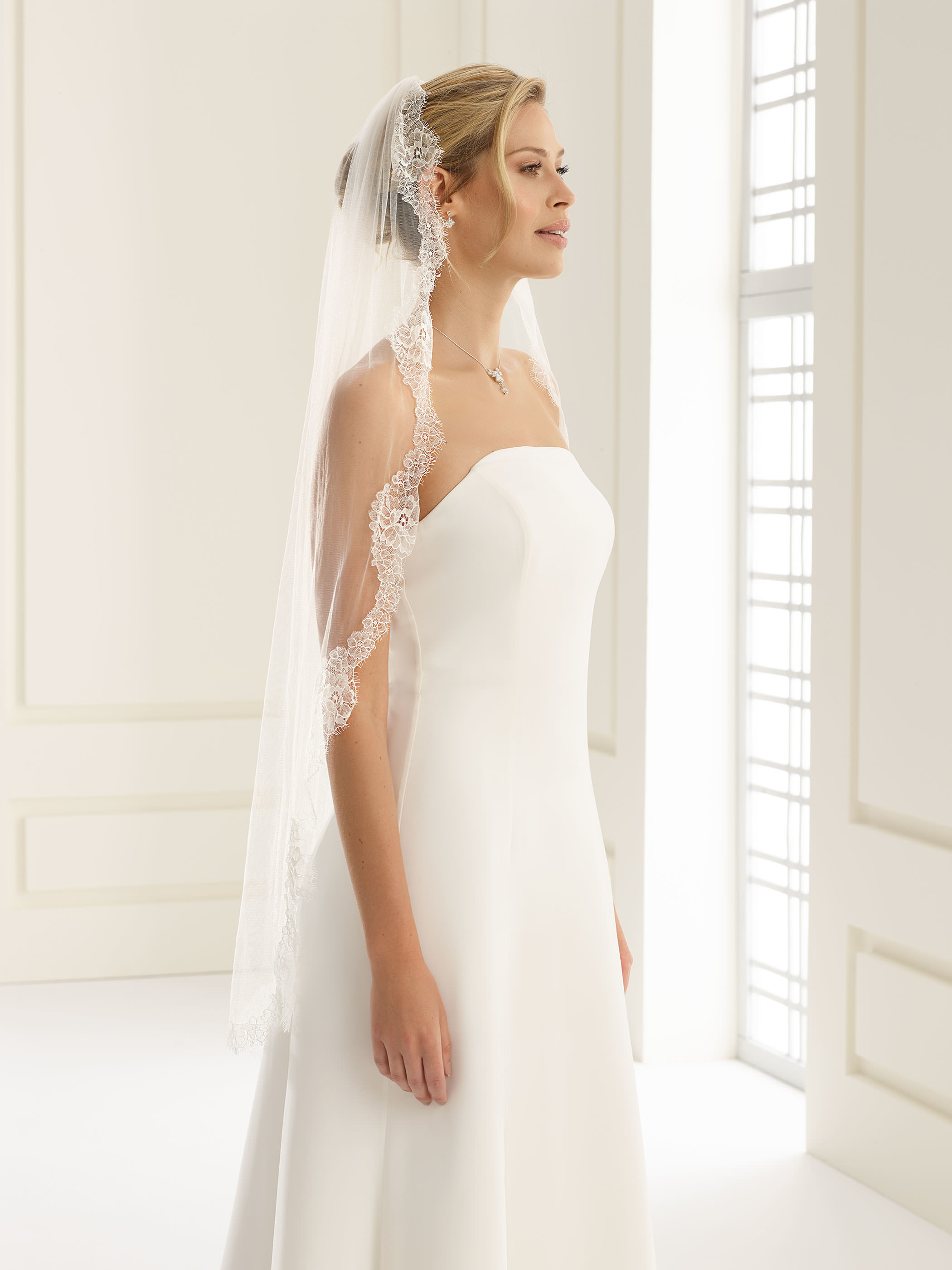 Dieses-Bild-zeigt-Schleier-S197-von-Bianco-Evento_1 Schleier mit Französischer Spitze (elfenbeinfarben)
