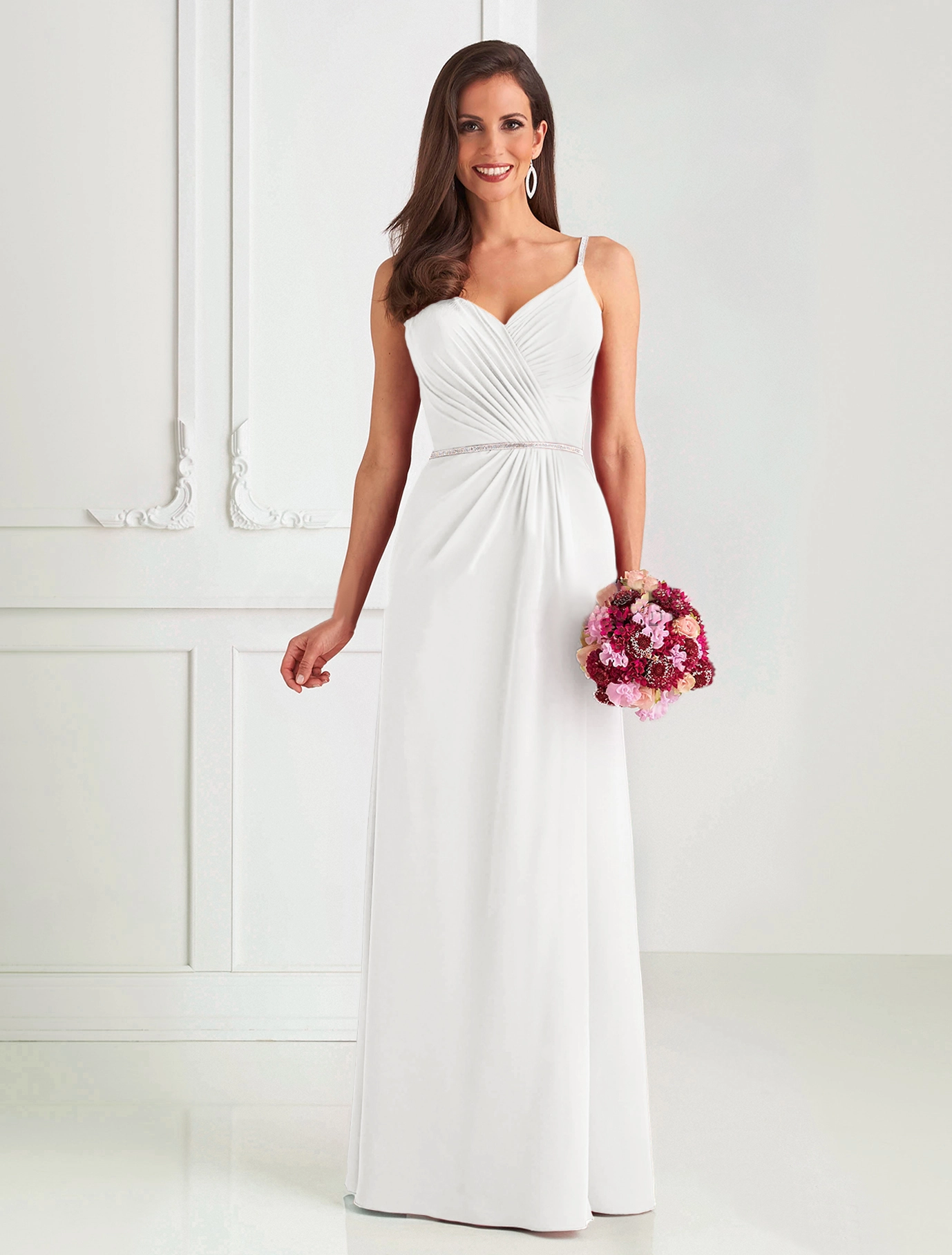 Schlichtes Brautkleid mit silberfarbenen Trägern und feinem Gürtel Frau in einem schlichten weissen Brautkleid mit silberfarbenen Trägern und Feinem Gürtel