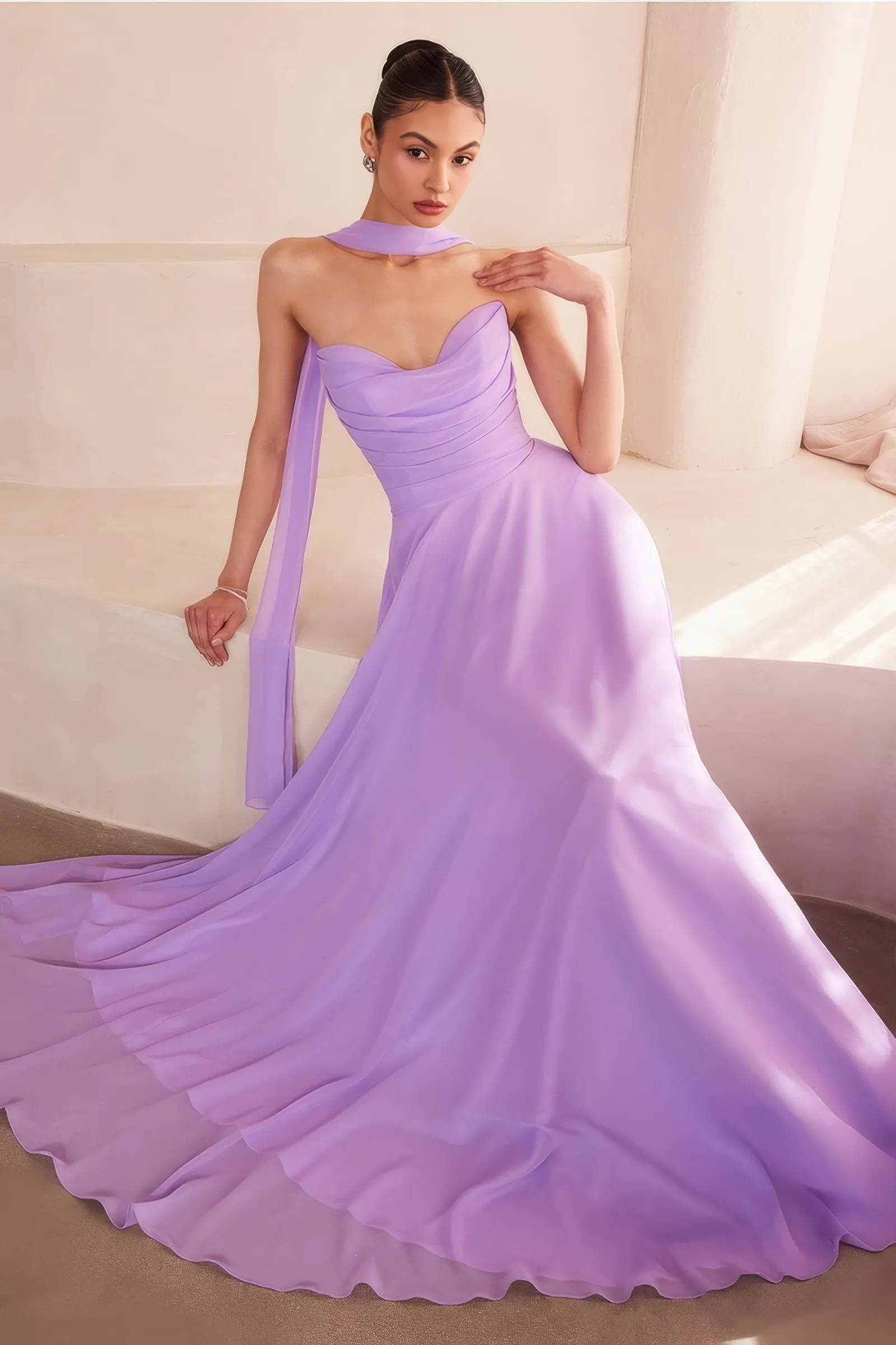 Detailansicht des trägerlosen Brautjungfernkleids in Lavendel mit Herz-Wasserfall-Ausschnitt und zartem Schal-Accessoire am Hals.