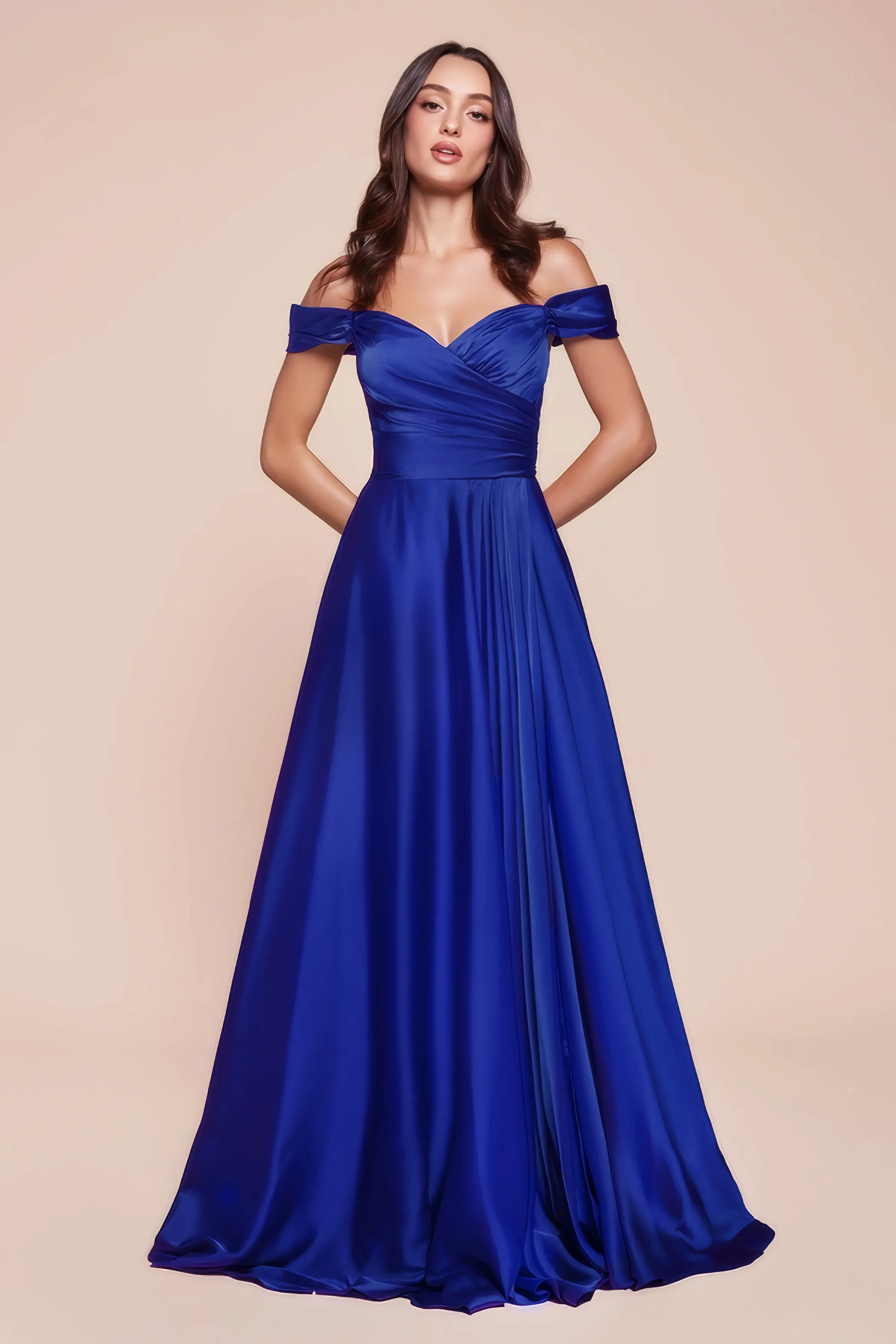 Abendkleid aus Satin und mit Beinschlitz in der Farbe Royalblau Frau in einem trägerlosen Abendkleid aus Satin und mit Beinschlitz in der Farbe Royalblau