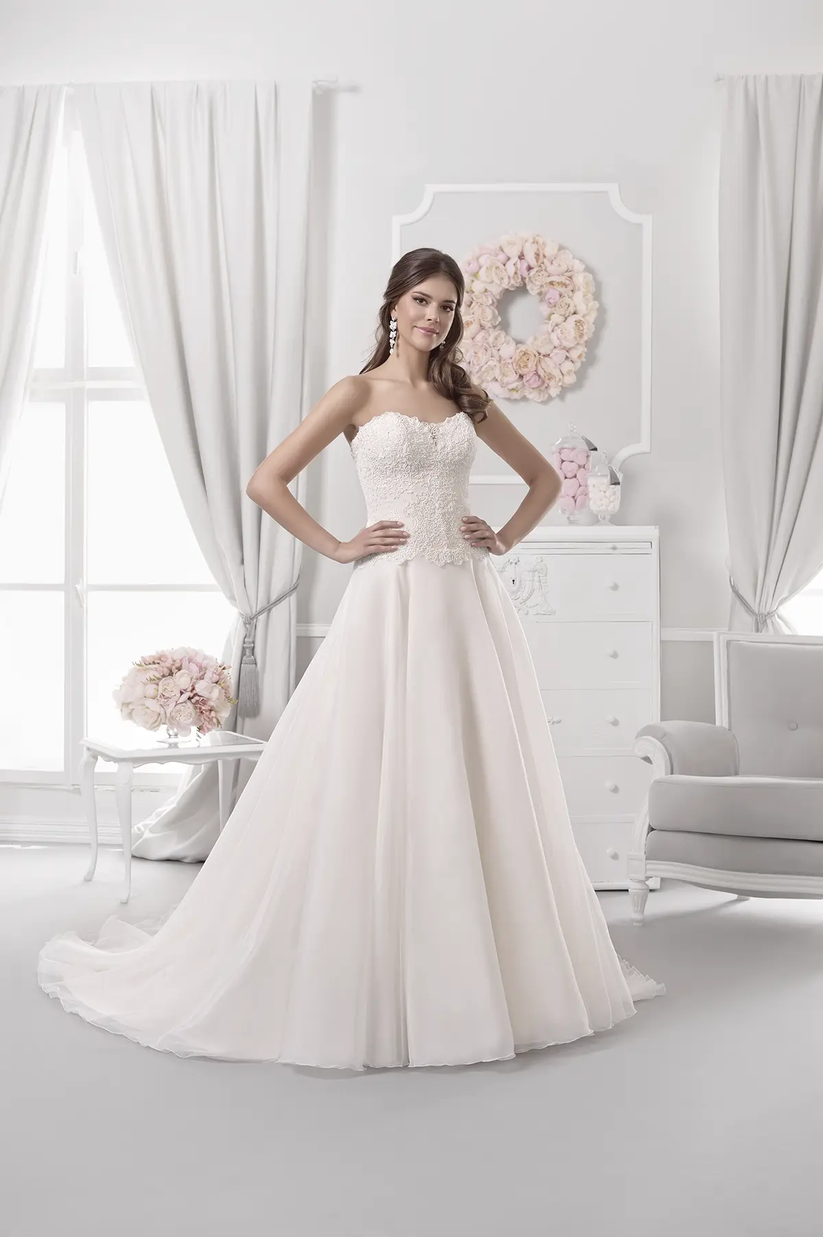 Brautkleid Alanis von Samyra Fashion Frau in einem A-Linie Brautkleid steht in einem Raum
