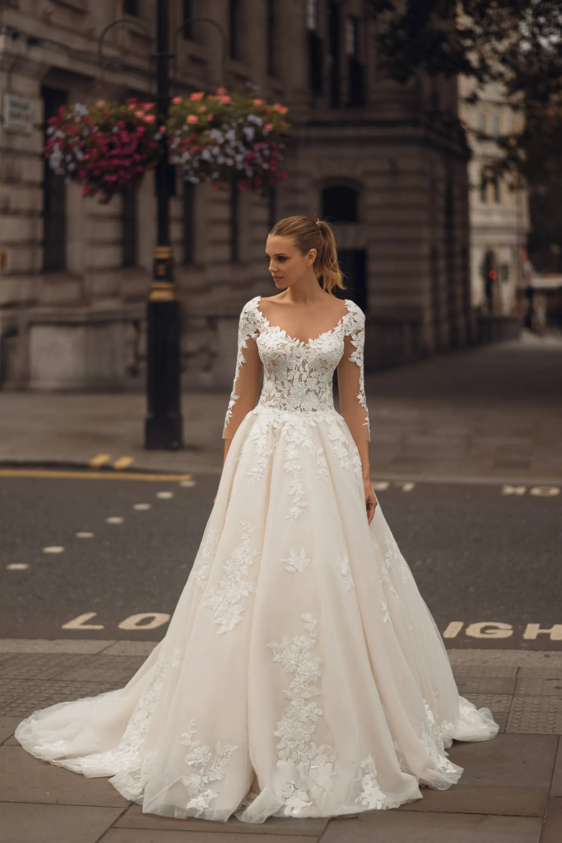 Braut in einem Prinzessinnen-Brautkleid mit langen Ärmeln und verzierter Spitze, Vorderansicht und ohne Reifrock