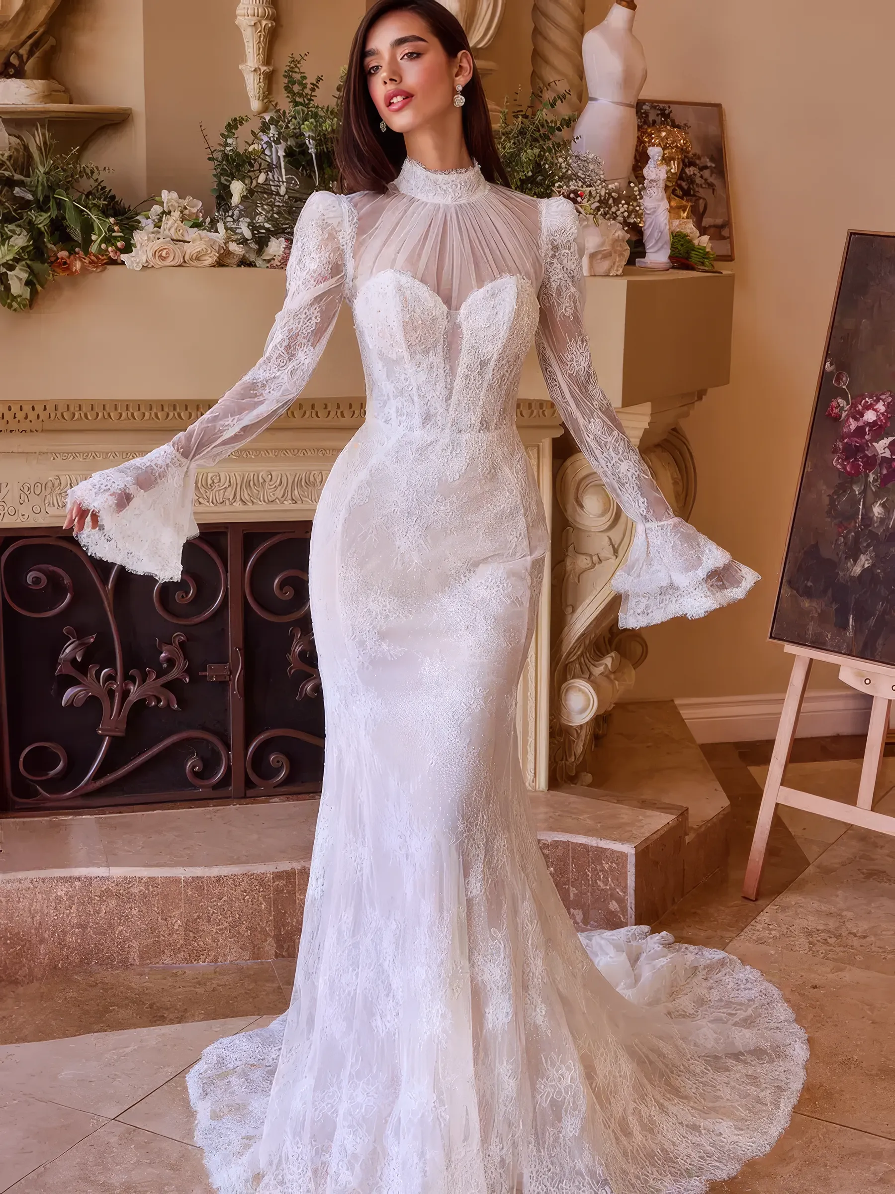 Figurbetontes Brautkleid in Off-White aus floraler Spitze mit separater Spitzenjacke, hohem Kragen, gerafftem Transparenz-Einsatz und langen Glockenärmeln im Fit & Flare-Schnitt – romantisch für Hochzeit oder Standesamt.