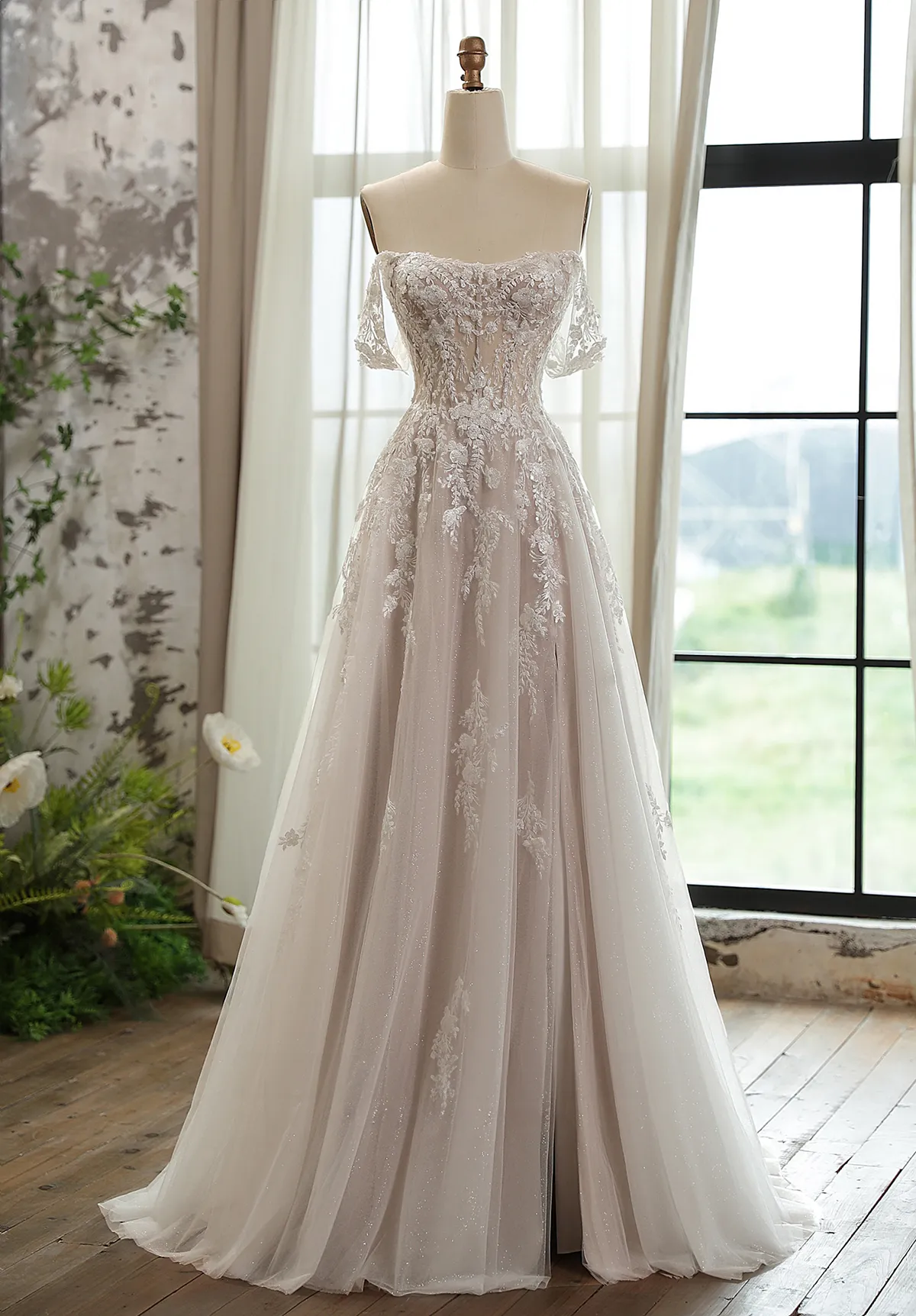 Hochzeitskleid Ava mit traumhafter Spitze und in A-Linie Hochzeitskleid Ava mit traumhafter Spitze und in A-Linie