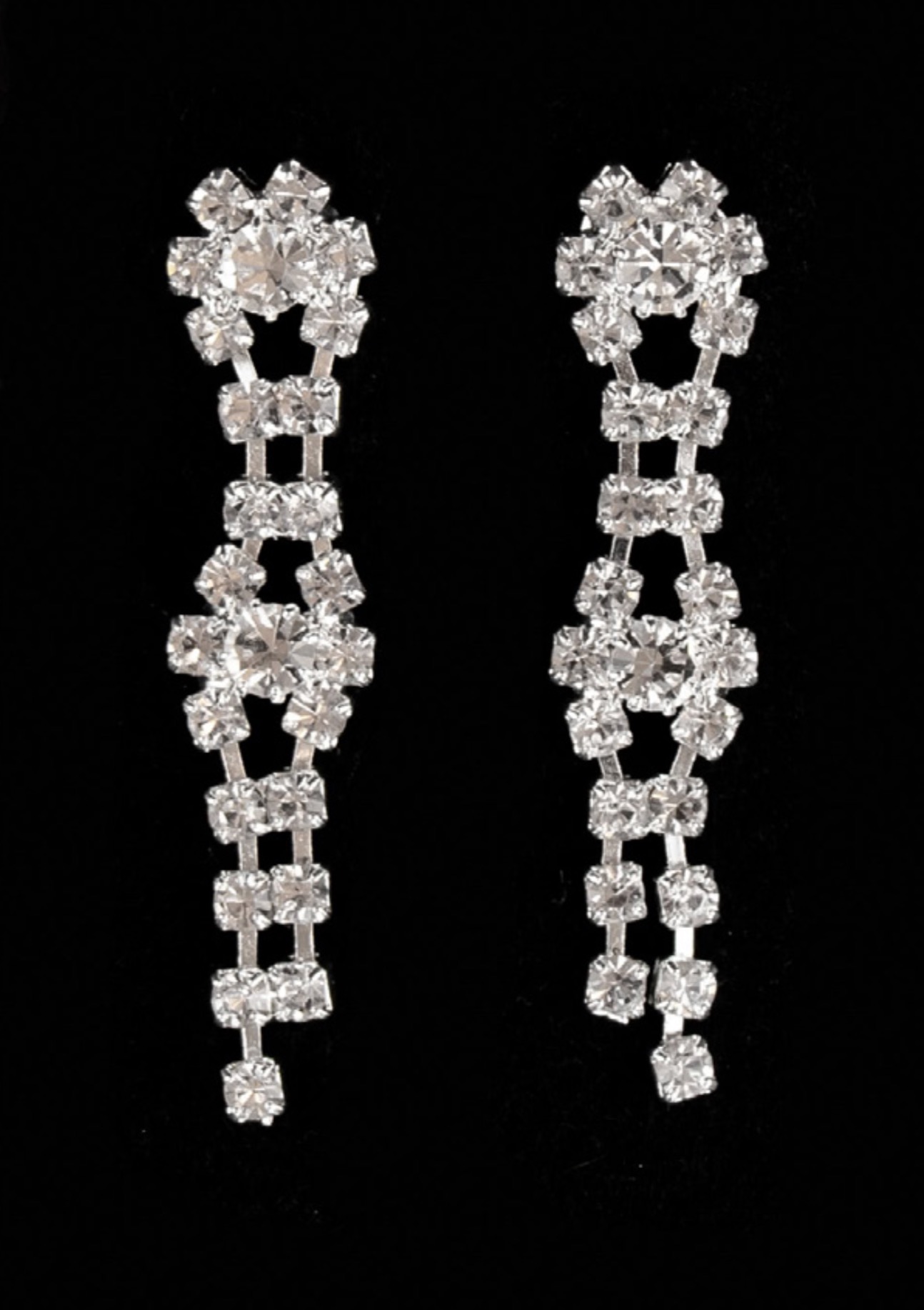 Dieses-Bild-zeigt-Strassstein-Ohrstecker-K-1702-von-Samyra-Fashion Strassstein-Ohrstecker K-1702