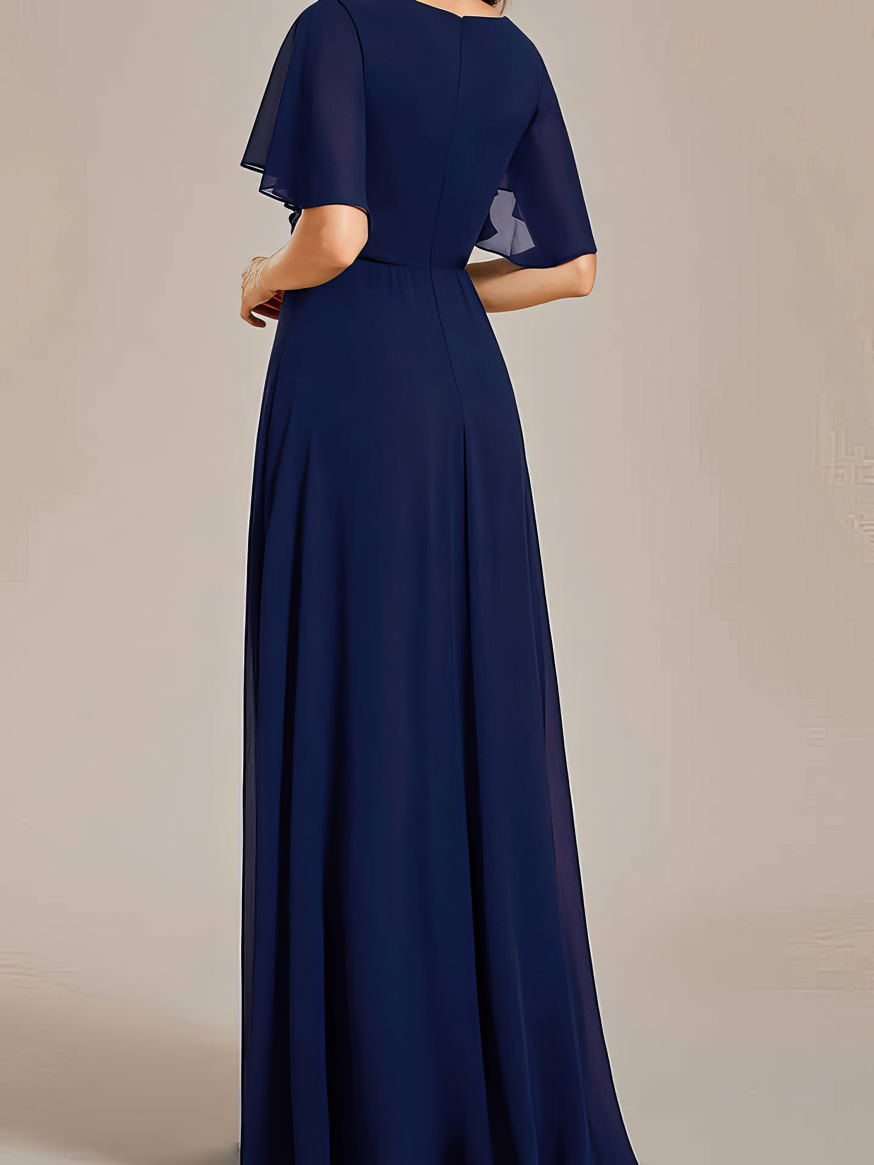 Rückansicht des Abendkleids in Navyblau aus Chiffon mit Flattersärmeln und verdecktem Reissverschluss – fliessender A-Linien-Rock bodenlang.