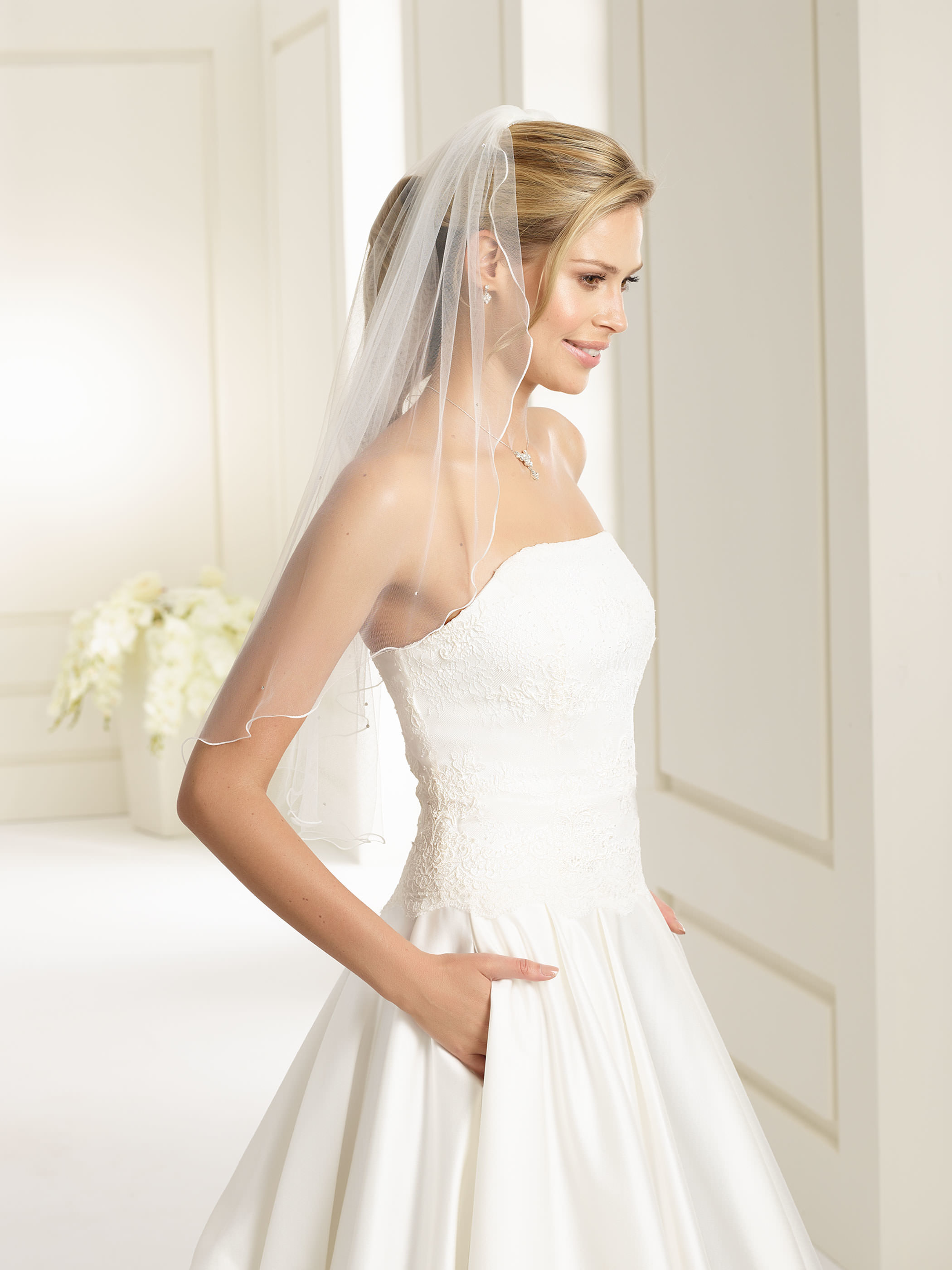 Dieses-Bild-zeigt-Schleier-S135-von-Dieses-Bild-zeigt-Schleier-S159-von-Bianco-Evento_1 Schleier mit Strasssteinen