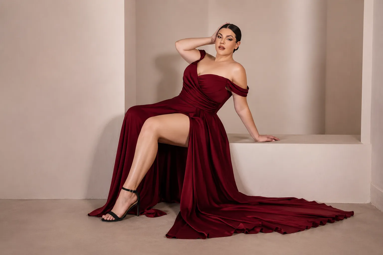 Festliches bordeauxrotes Abendkleid für Damen mit Carmen Ausschnitt, Beinschlitz und fliessendem Satin Stoff