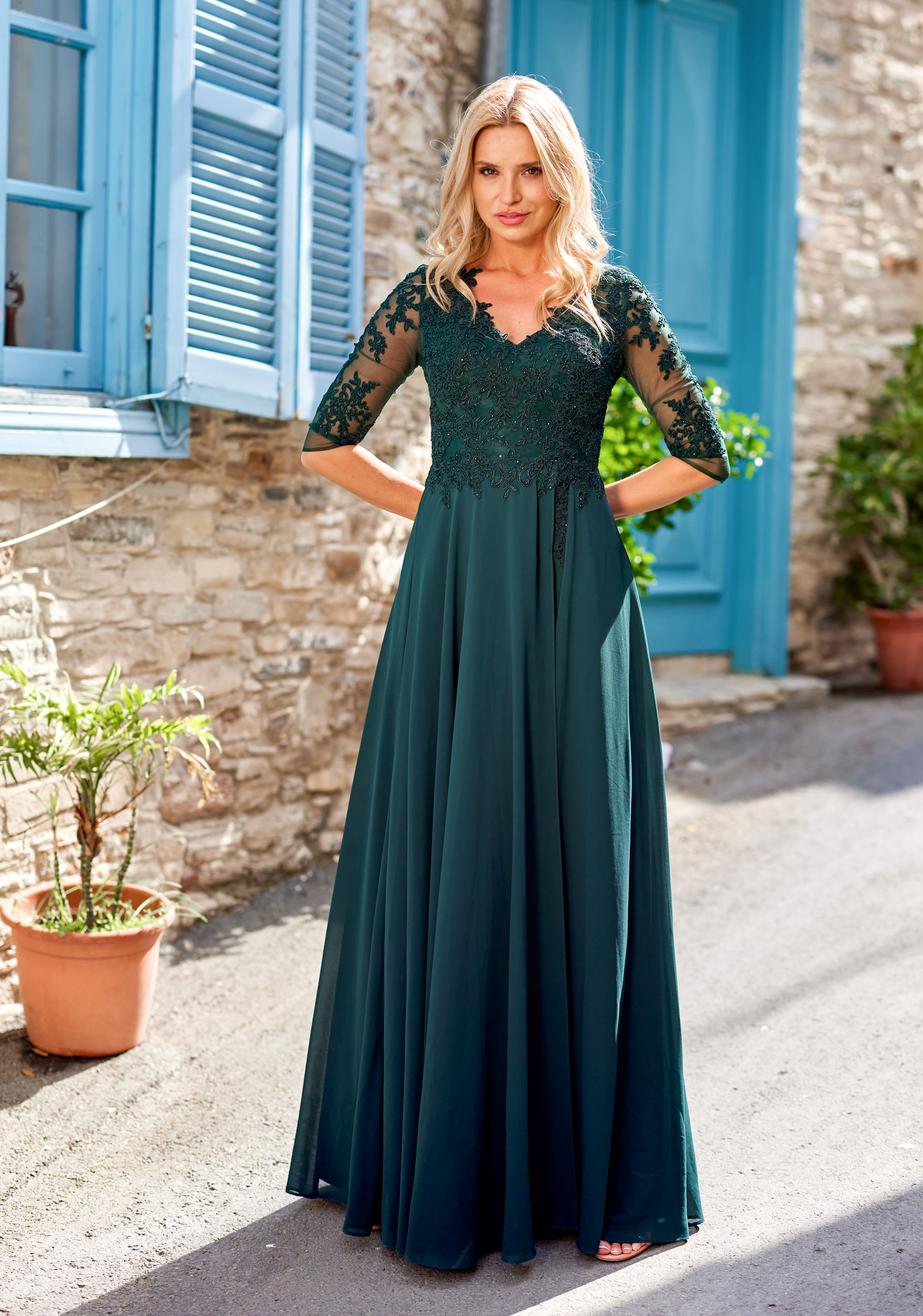 Chiffon Abendkleid mit Ärmel in dunkelgrün Frau in einem langen Abendklei mit 3/4-Ärmeln und Spitzenoberteil in der Farbe dunkelgrün