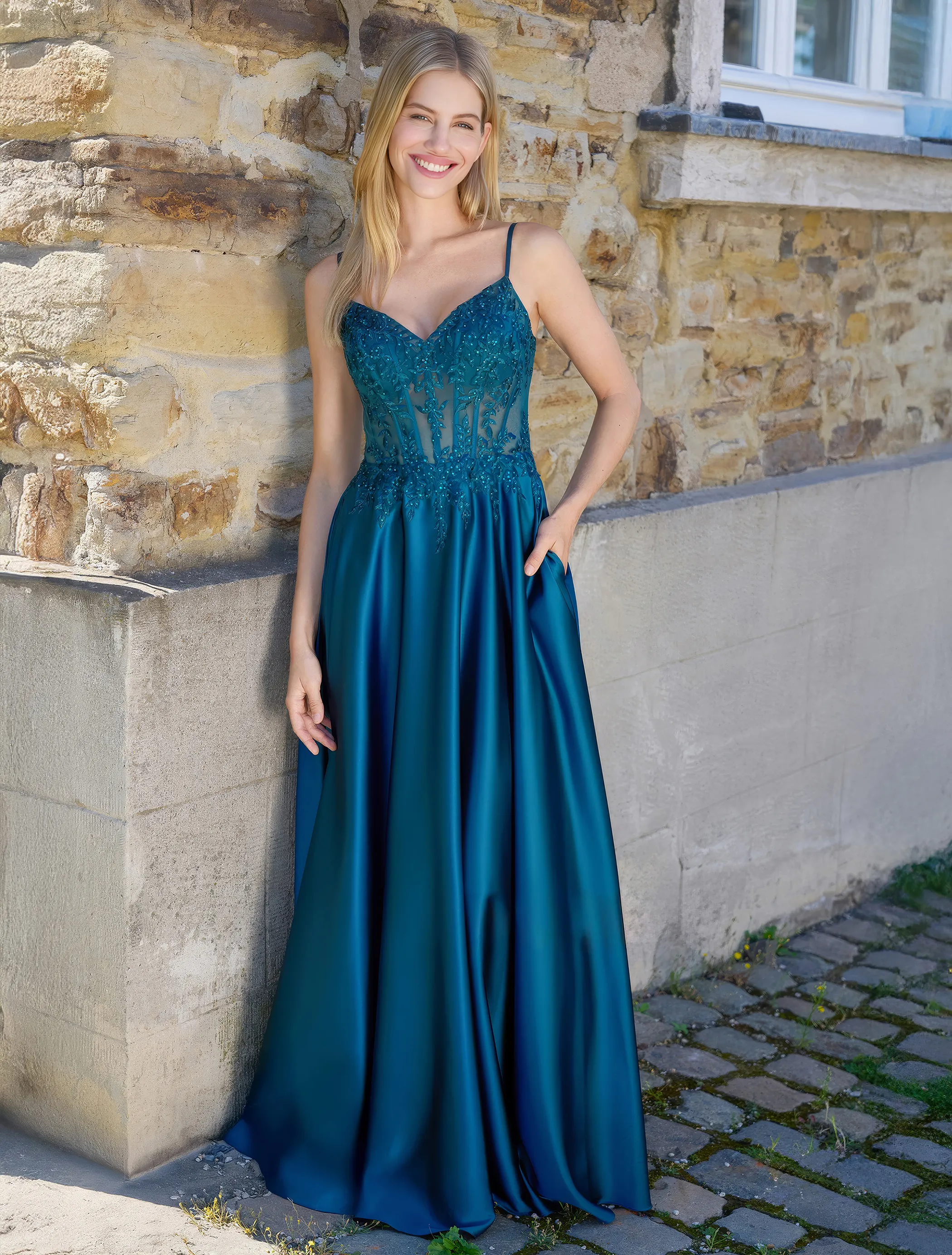 Frau in einem Abendkleid/Ballkleid petrolfarben aus Satin mit Corsagenoberteil