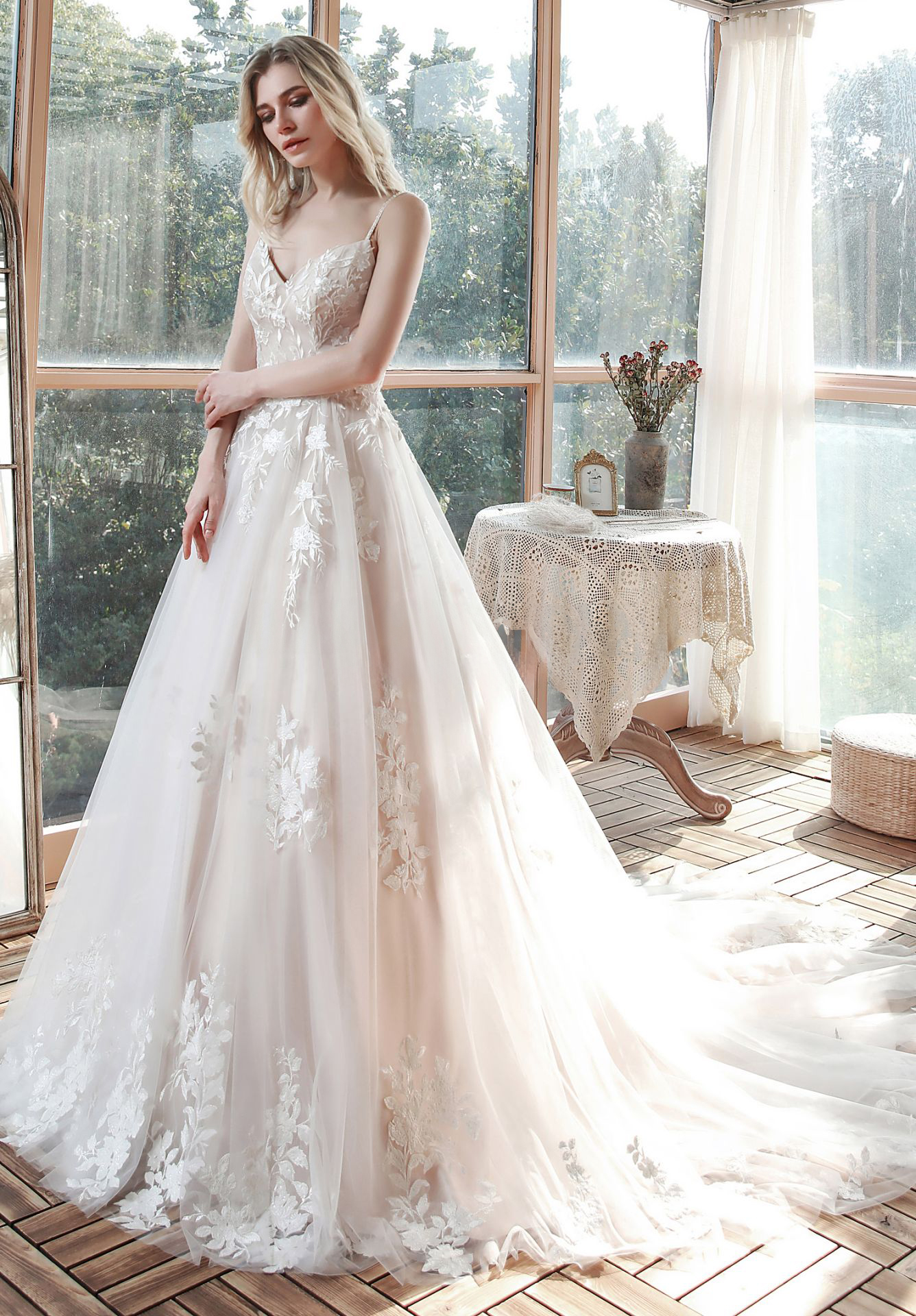 Brautkleid-in-A-Linie-verziert-mit-Spitze-und-einem-Rock-aus-Soft-Tüll Braut in einem A-Linie-Hochzeitskleid mit viel Spitze und langer Schleppe