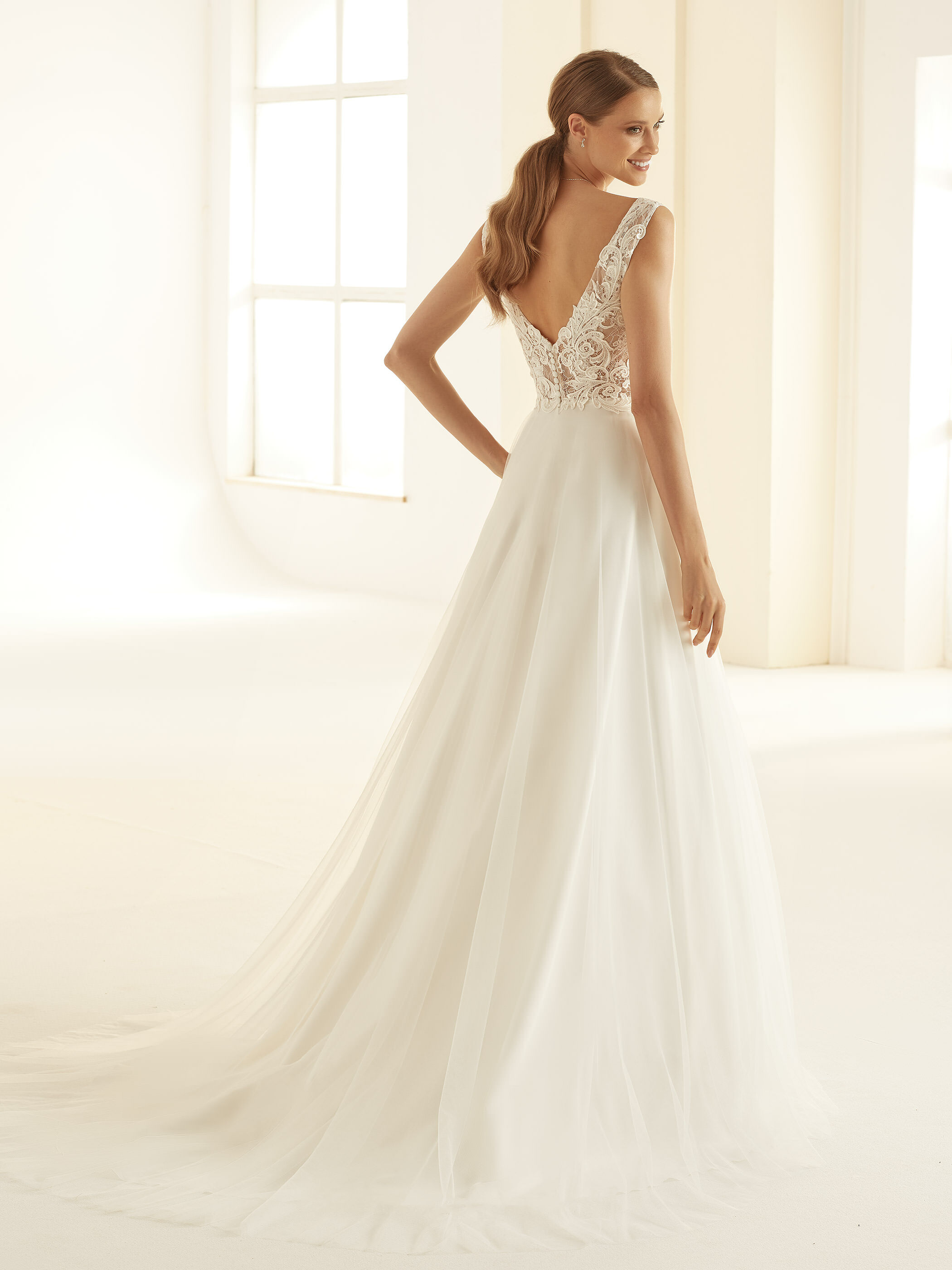 Dieses-Kleid-zeigt-Brautkleid-Preciosa-von-Bianco-Evento-erh-ltlich-bei-Samyra-Fashion-Z-rich_2