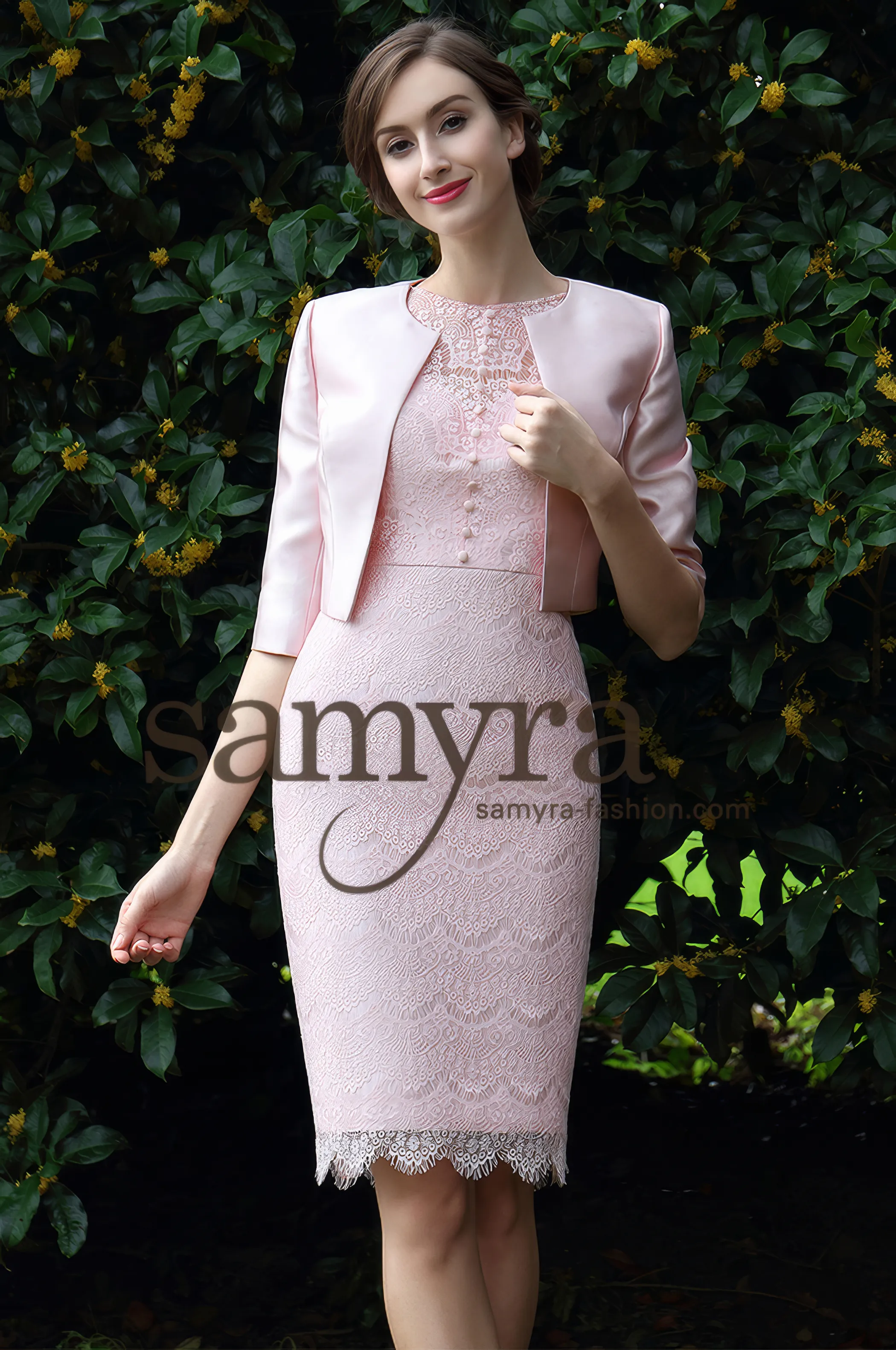 Frau in einem figurbetonten Cocktailkleid rosa mit Zierknöpfen