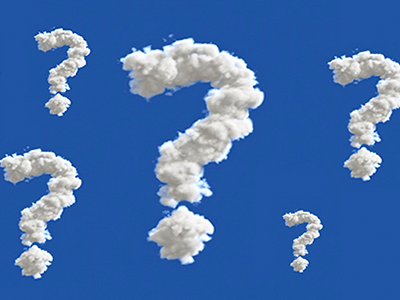 Fragen und Antworten Bild von Fragezeichen in Wolkenform am strahlend blauen Himmel
