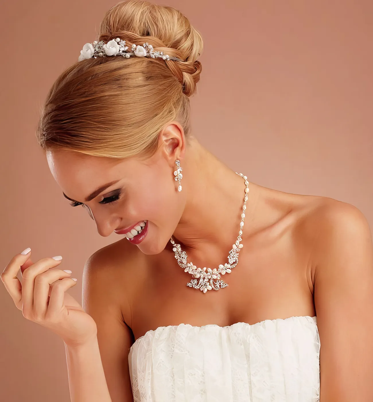 Elegantes Schmuckset mit floraler Perlen-Kristall-Halskette und passenden Ohrringen – Festmode-Schmuck bei Samyra Fashion Zürich