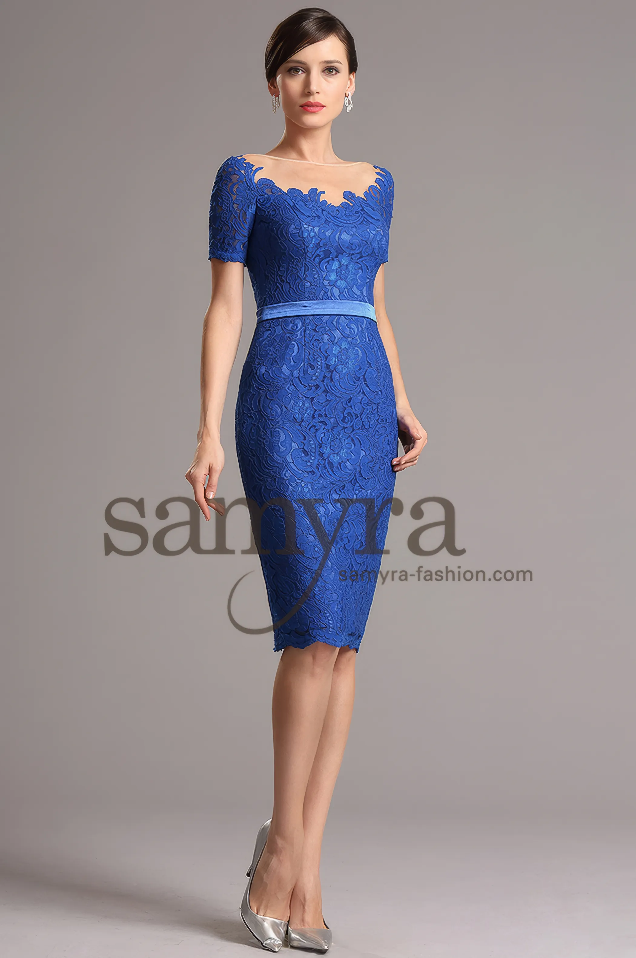 Frau in einem Spitzen-Cocktailkleid Royalblau mit kurzen Ärmeln