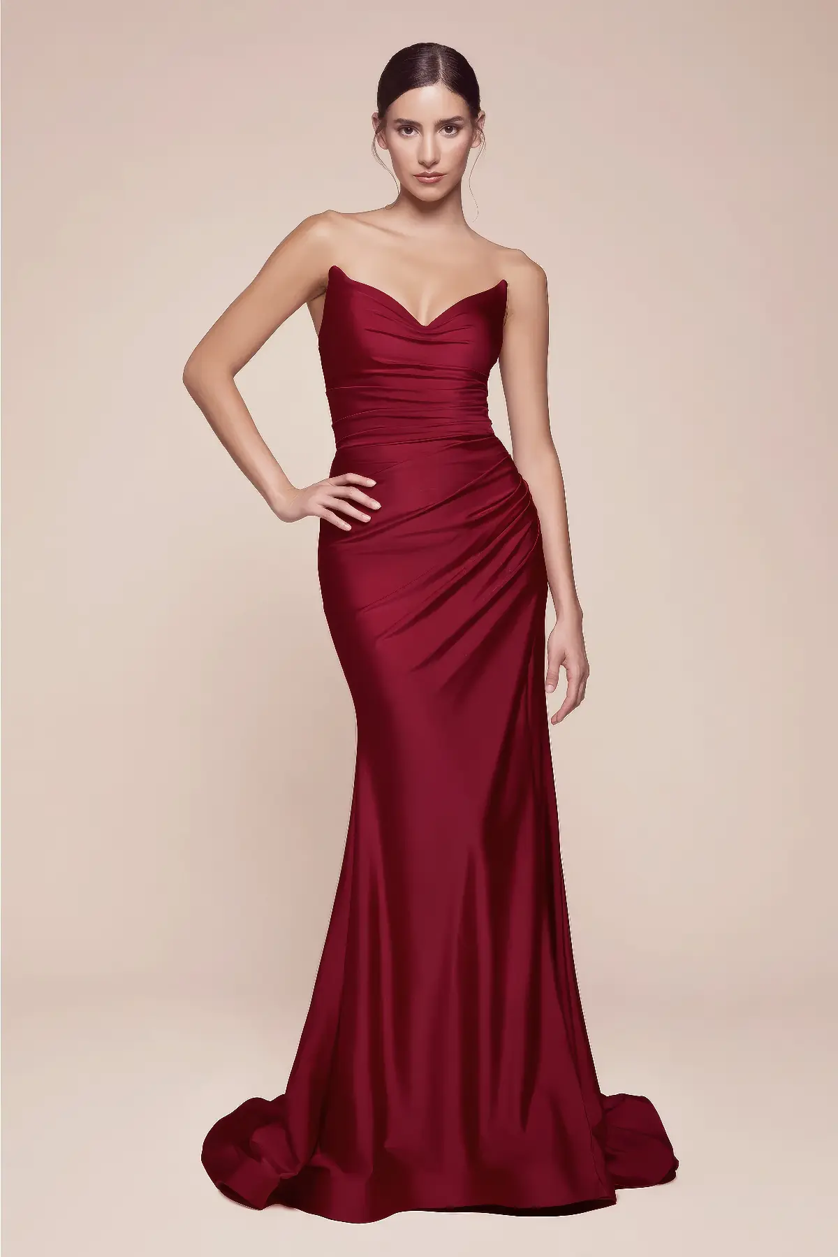 Trägerloses Abendkleid Mermaid mit Beinschlitz aus Satin Burgundy Frau in einem trägerlosen Abendkleid Mermaid mit Beinschlitz aus Satin Burgundy
