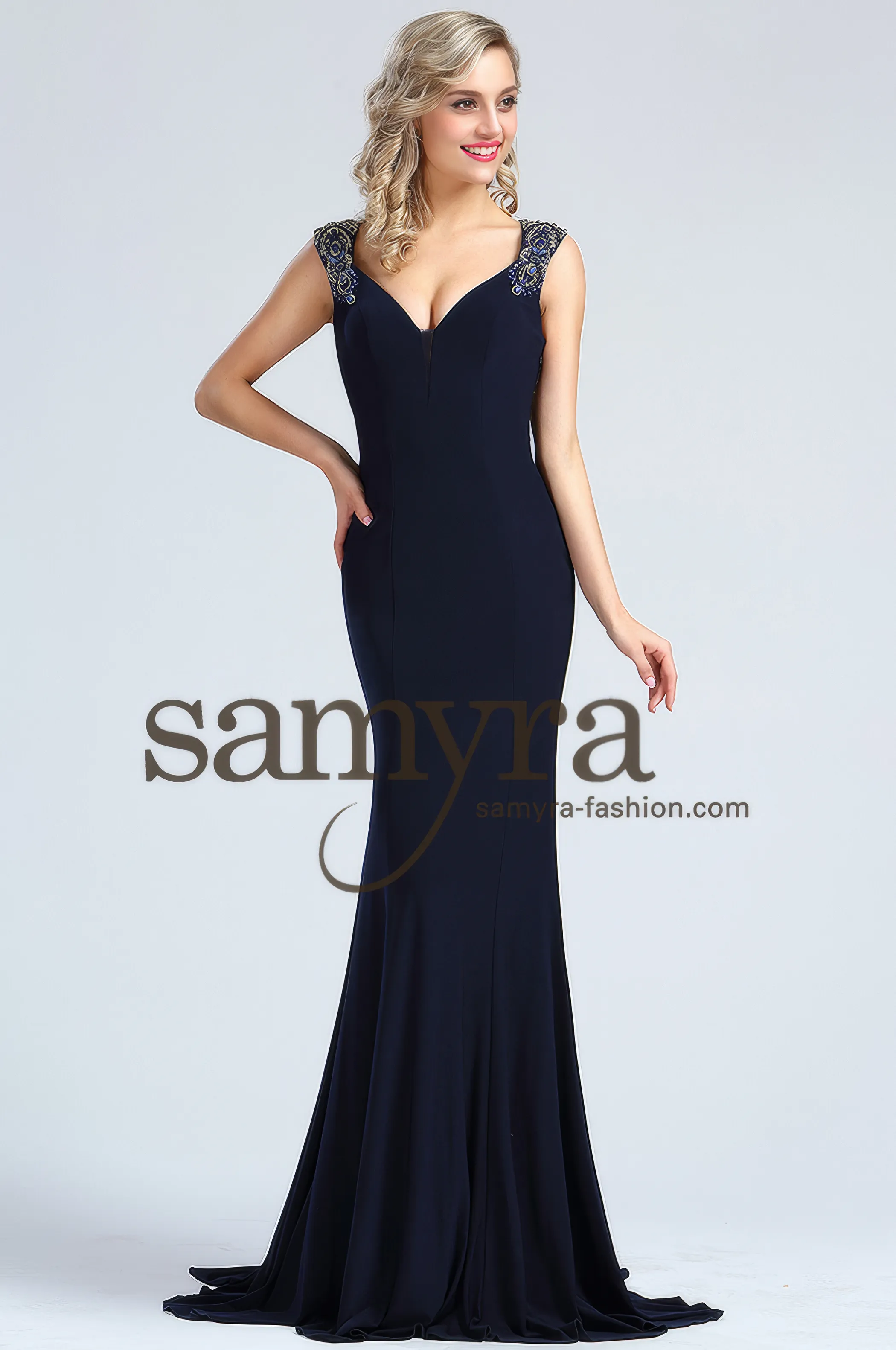 Frau in einem figurbetonten Abendkleid aus elastischem Material und mit Verzierungen