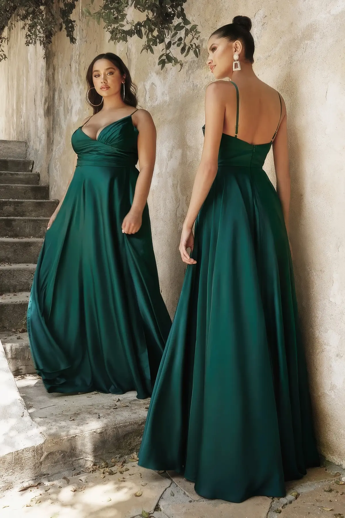 Satin-Abendkleid aus fliessendem Stoff dunkelgrün und mit Beinschlitz Zwei Frauen in Satin-Abendkleidern aus fliessendem Stoff dunkelgrün und mit Beinschlitz