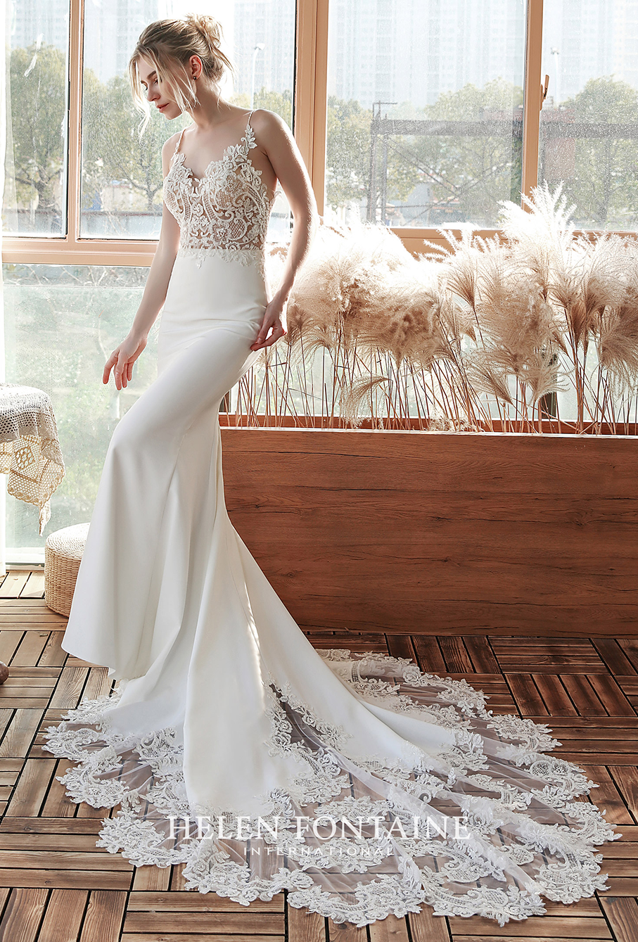 Traum-Hochzeitskleid zu fairem Preis Braut in einem figurbetontem Hochzeitskleid mit Spitzenoberteil und grosser Schleppe