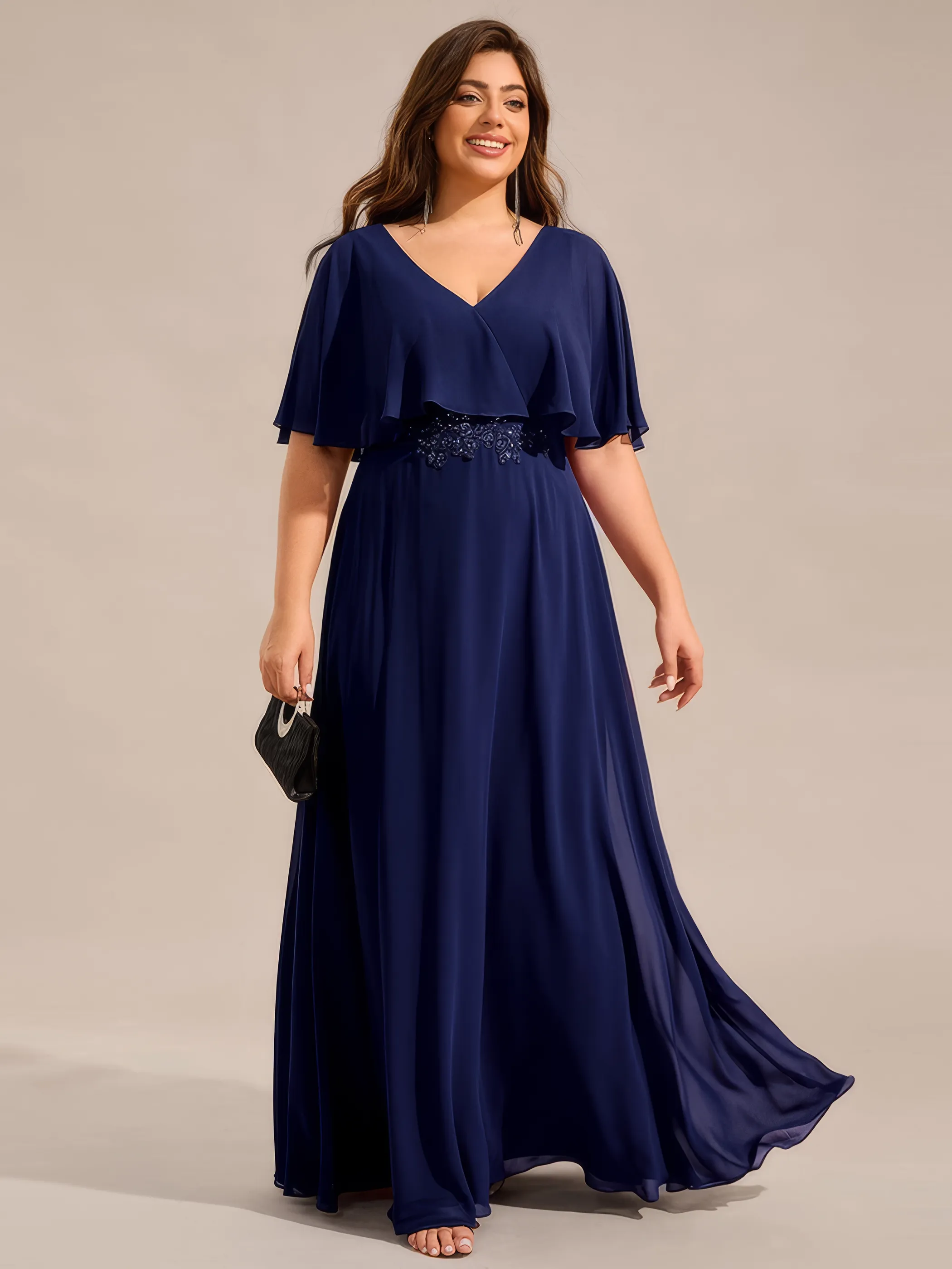 Frau in einem Chiffon-Maxikleid für grosse Grössen in der Farbe Navy-Blau