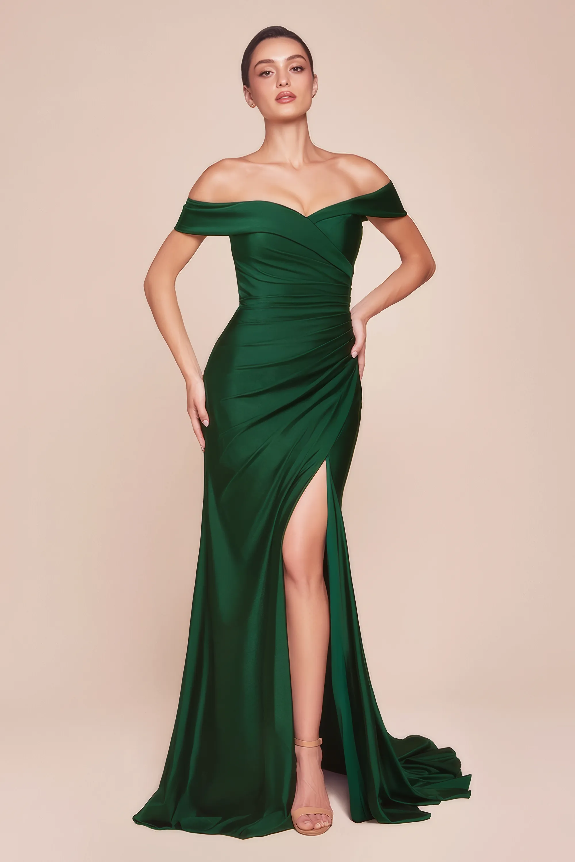 Figurbetontes langes Abendkleid in Dunkelgrün mit schulterfreiem Herzausschnitt, plissierter Taille und seitlichem Beinschlitz aus Stretch-Spandex-Satin – elegant für Hochzeit, Gala oder festliche Anlässe.