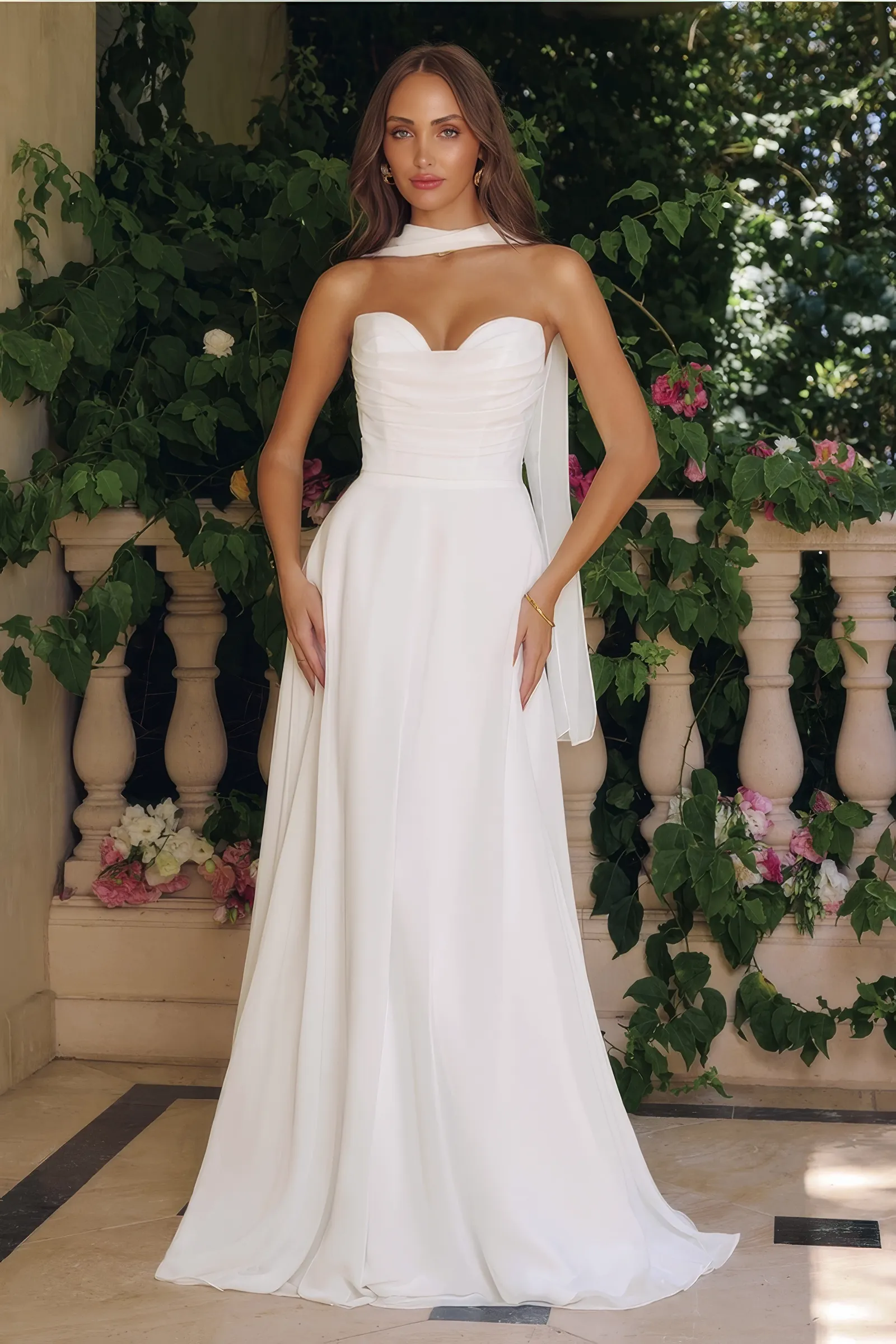 Trägerloses Standesamtkleid von Ladivine mit herzförmigem Ausschnitt, drapiertem Chiffon-Oberteil und fliessendem A-Linien-Rock, dazu ein eleganter Chiffonschal.