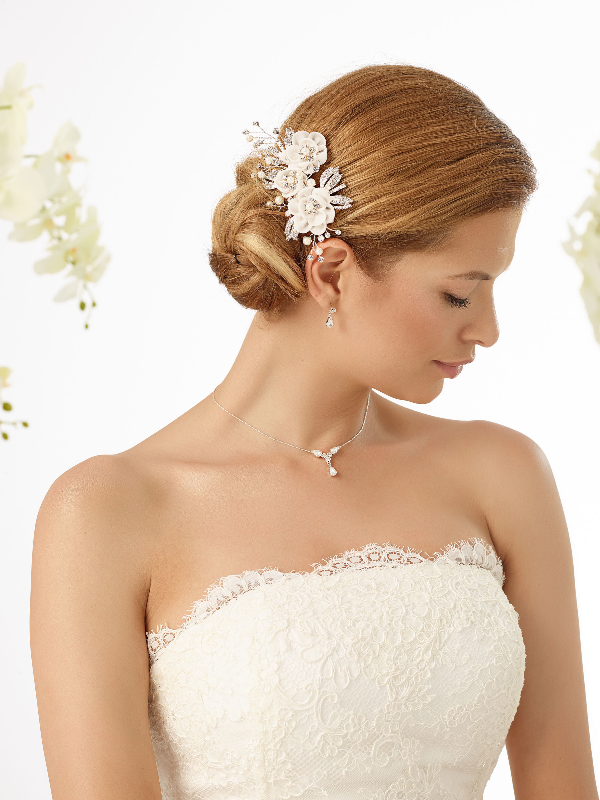 Dieses-Bild-zeigt-Haarschmuck-6429-von-Bianco-Evento Haarschmuck mit Stoffblumen, Glasperlen & Kristallsteinen