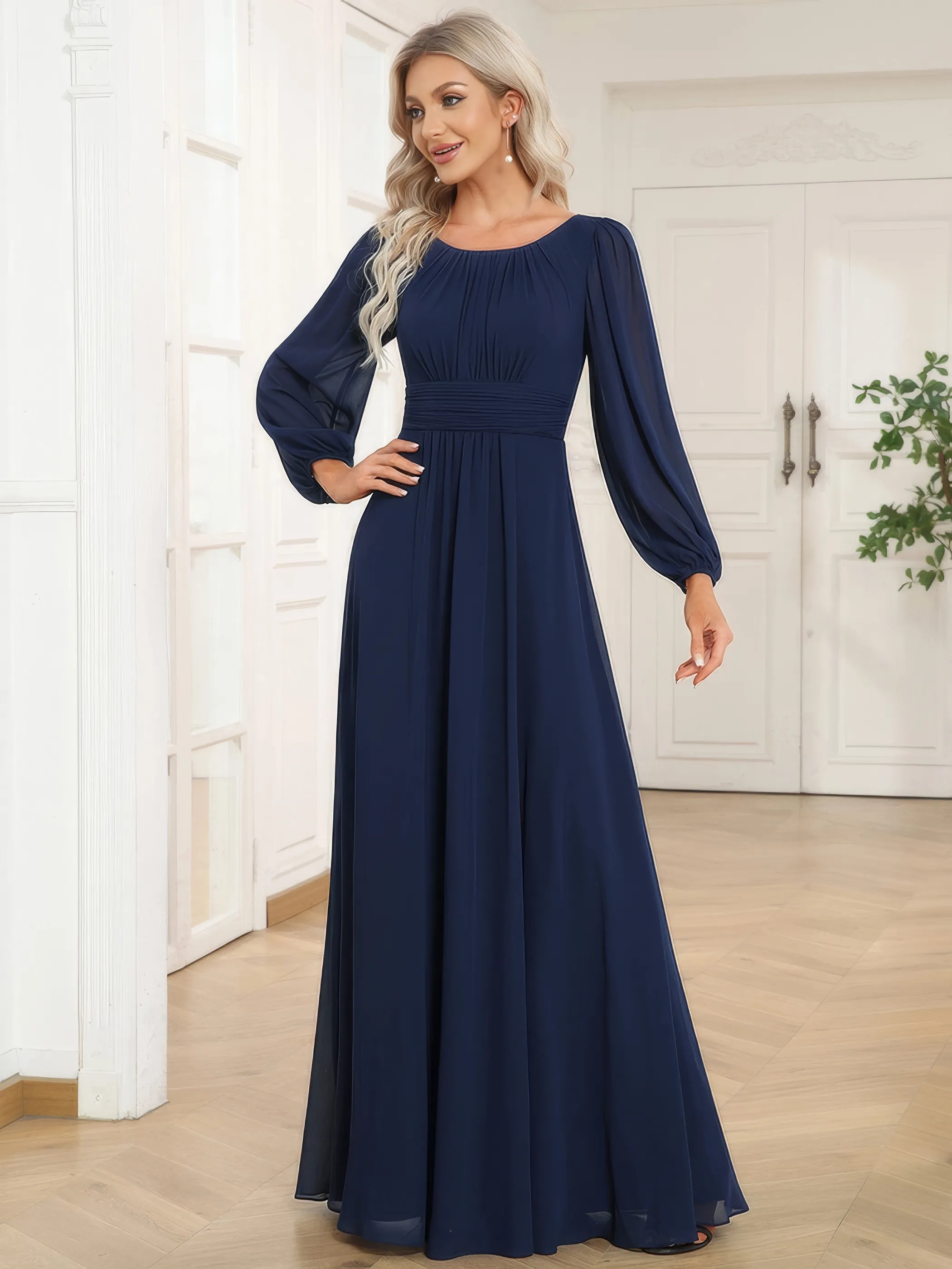 Frau in einem Chiffon-Abendkleid mit Rundhalsausschnitt und Laternenärmel in der Farbe Navy Blau