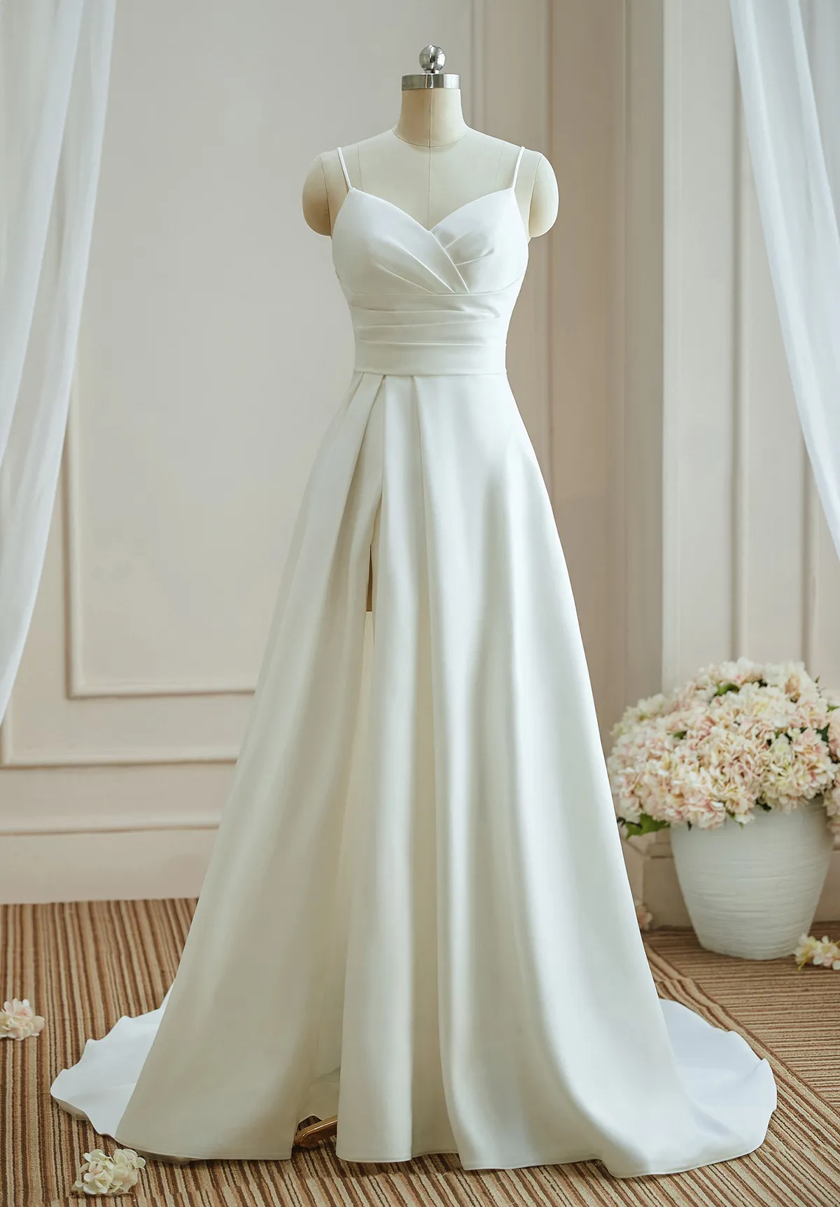 Schlichtes Hochzeitskleid aus hochwertigem Satin und mit Beinschlitz Schlichtes Hochzeitskleid aus hochwertigem Satin und mit Beinschlitz