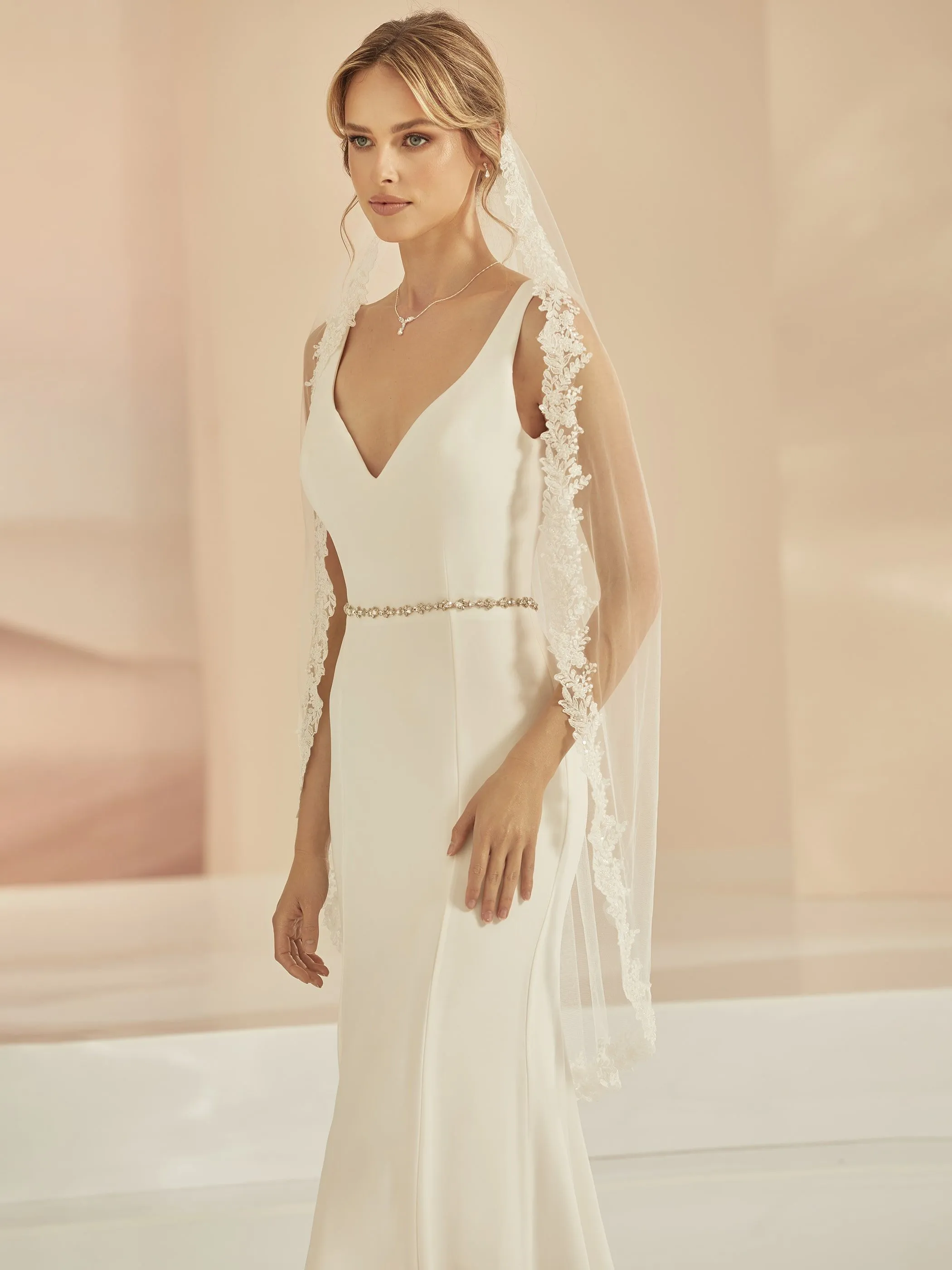 Brautschleier mit Spitzenrand einlagig elfenbeinfarben aus Softtüll Braut mite einem Brautschleier mit Spitzenrand elfenbeifarben