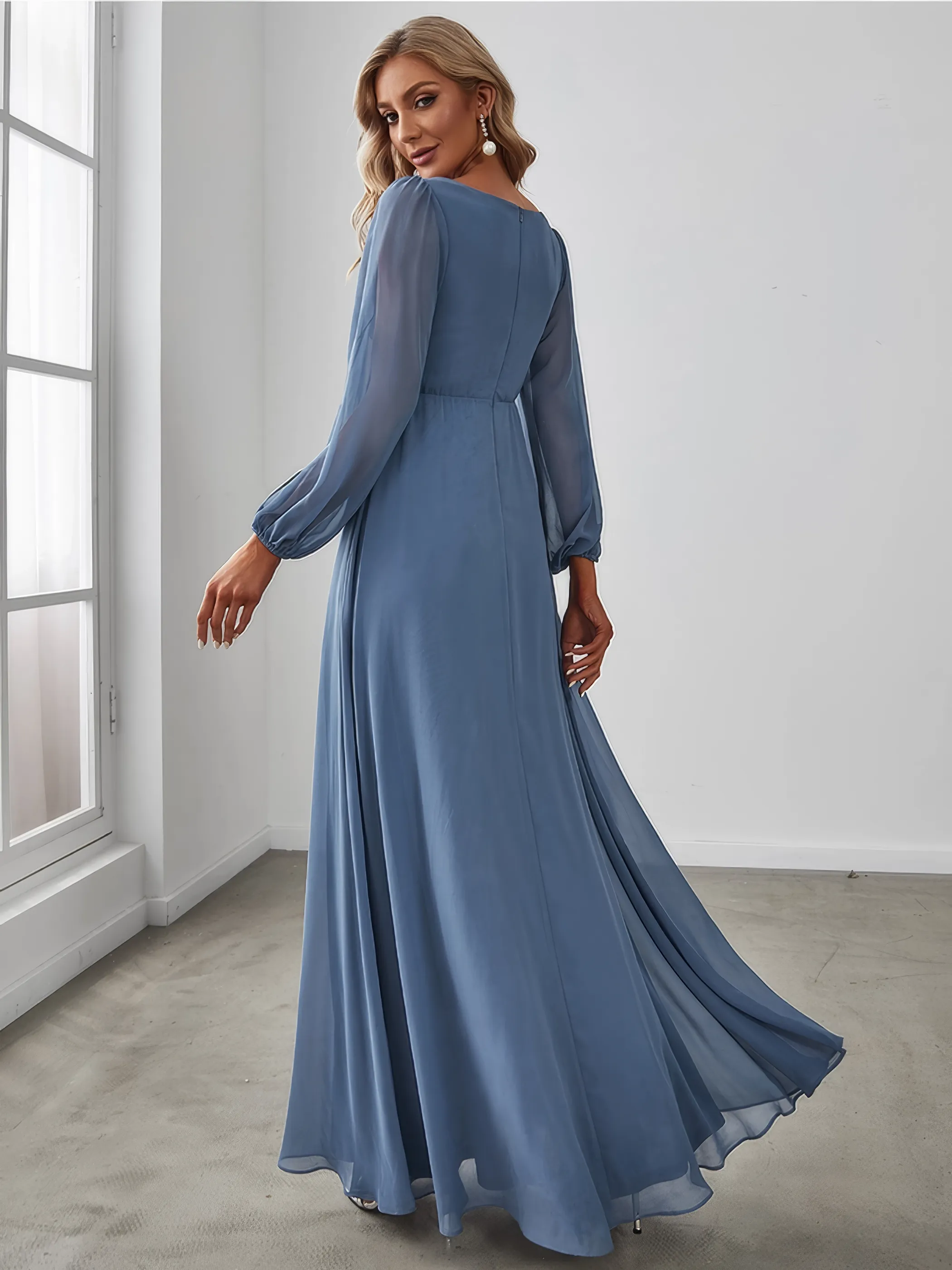 Frau in einem Abendkleid mit Laternenärmel und Verzierung in der Farbe Rauch-Blau, Rückenansicht