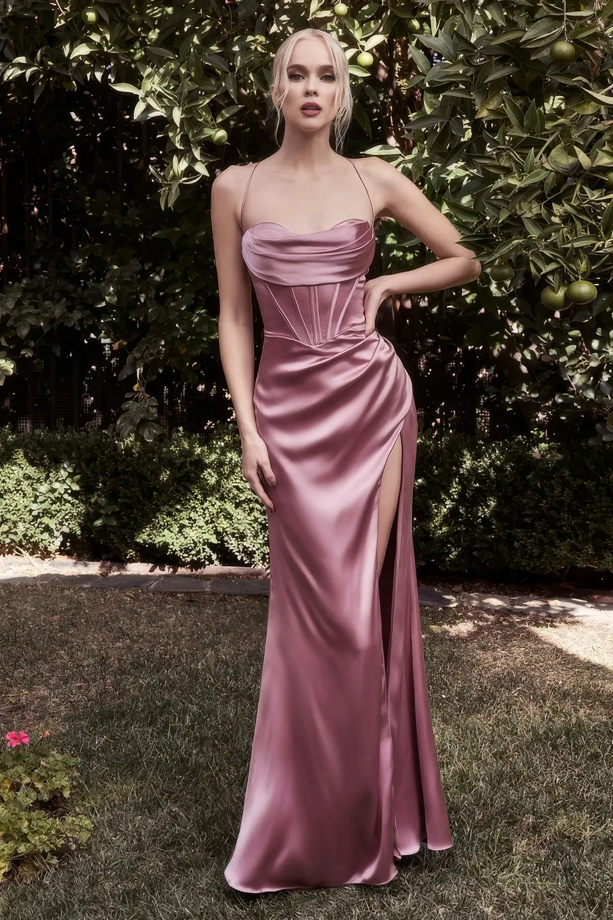 Satin-Abendkleid mit Korsagenoberteil und Beinschlitz in der Farbe Rouge Frau in einem Satin-Abendkleid mit Korsagenoberteil und Beinschlitz in der Farbe Rouge