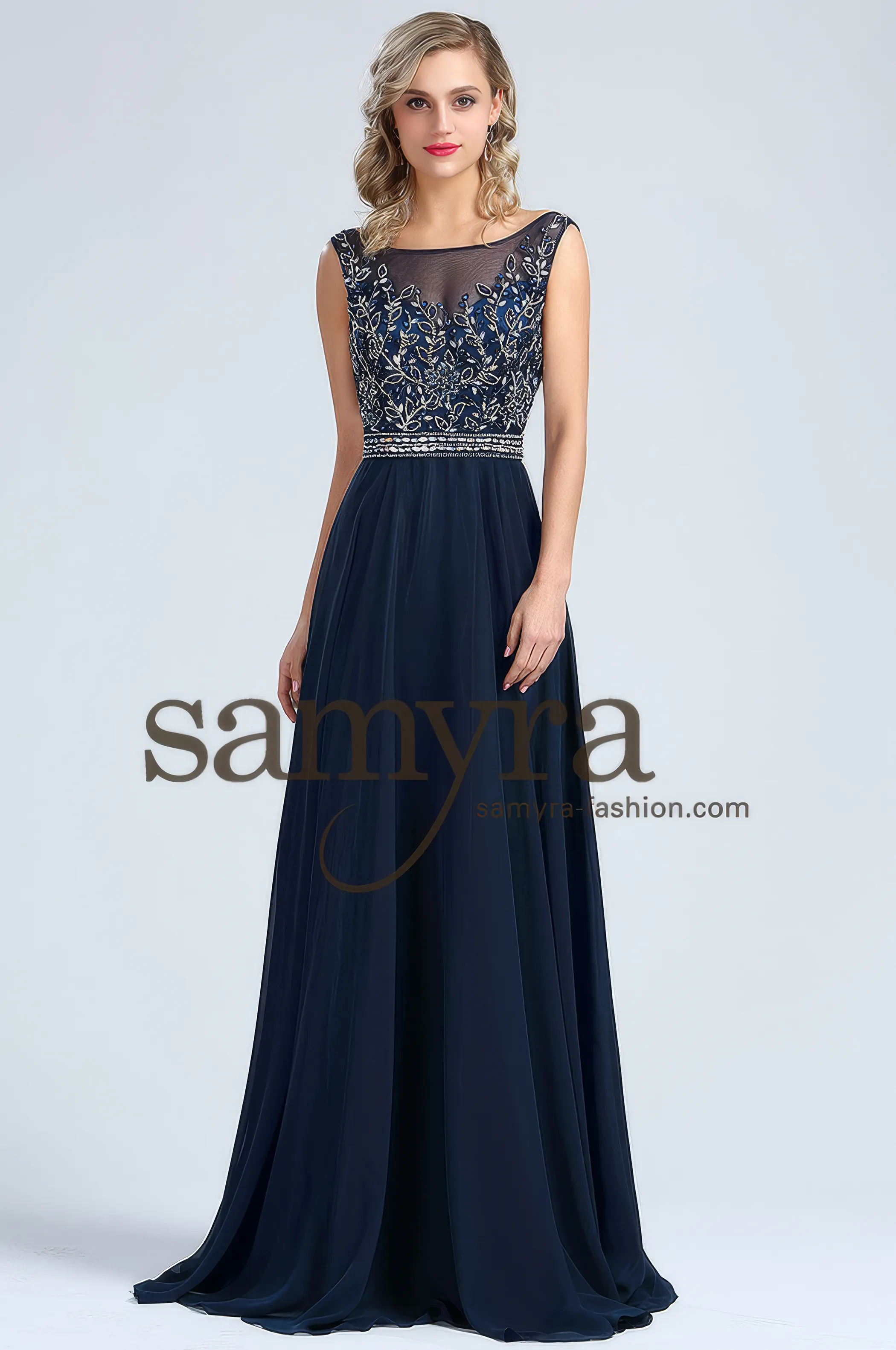 Frau in einem festlichen Abendkleid hochgeschossen mit Strass