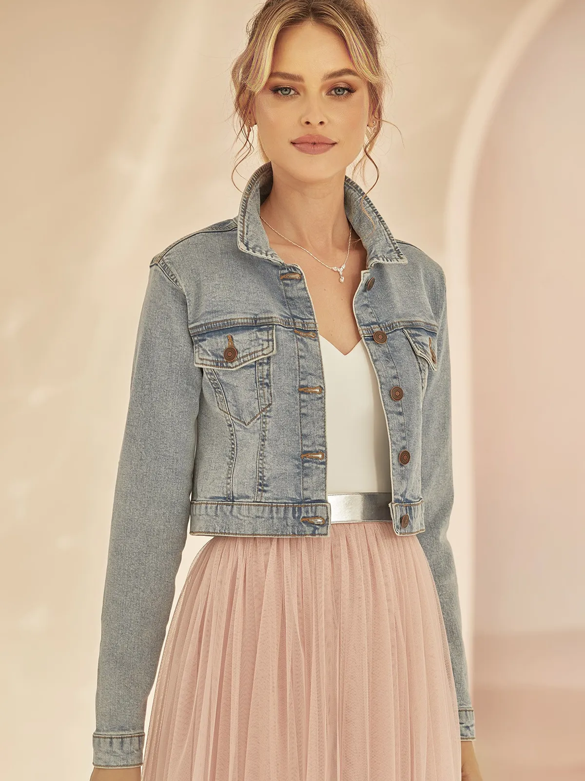 Kurze Jeans-Jacke mit langen Ärmeln Braut in einer kurzen Jeans-Jacke mit langen Ärmeln