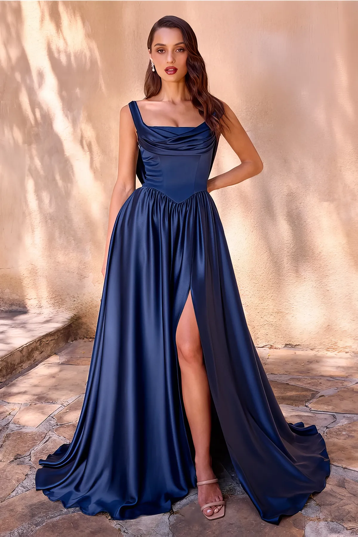 Langes Abendkleid in Navyblau im A-Linien-Schnitt mit weich drapiertem Wasserfallausschnitt, breiten Trägern, strukturiertem Oberteil, hohem Beinschlitz und Schnürverschluss am Rücken aus glänzendem Satin – elegant für Ball, Gala oder Hochzeit.