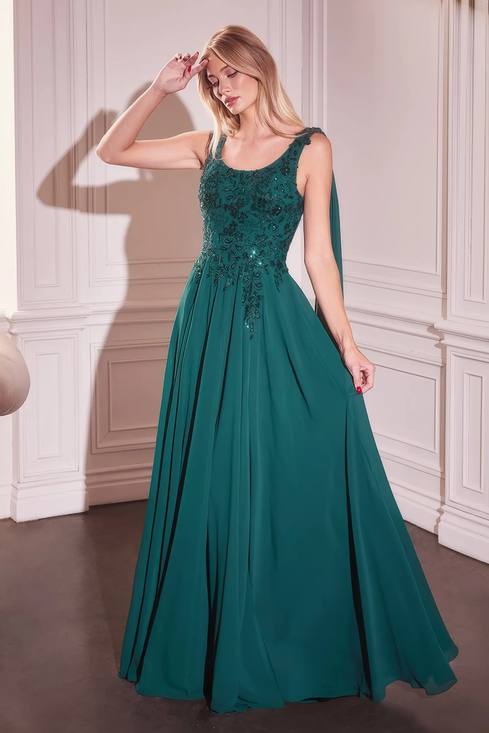 Langes Abendkleid in Smaragdgrün im A-Linien-Schnitt mit besticktem Spitzenoberteil, Rundhalsausschnitt und fliessenden Chiffon-Schärpen – elegant für Brautmutter, Gala oder Hochzeit.