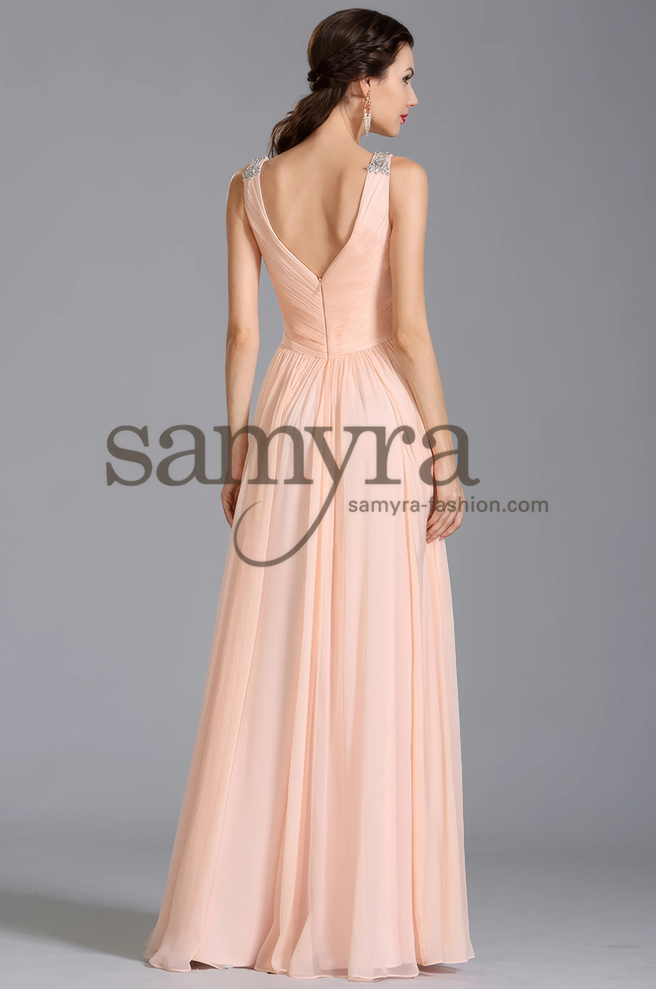 Frau in einem Abendkleid rosa im Empire-Stil, Rückenansicht