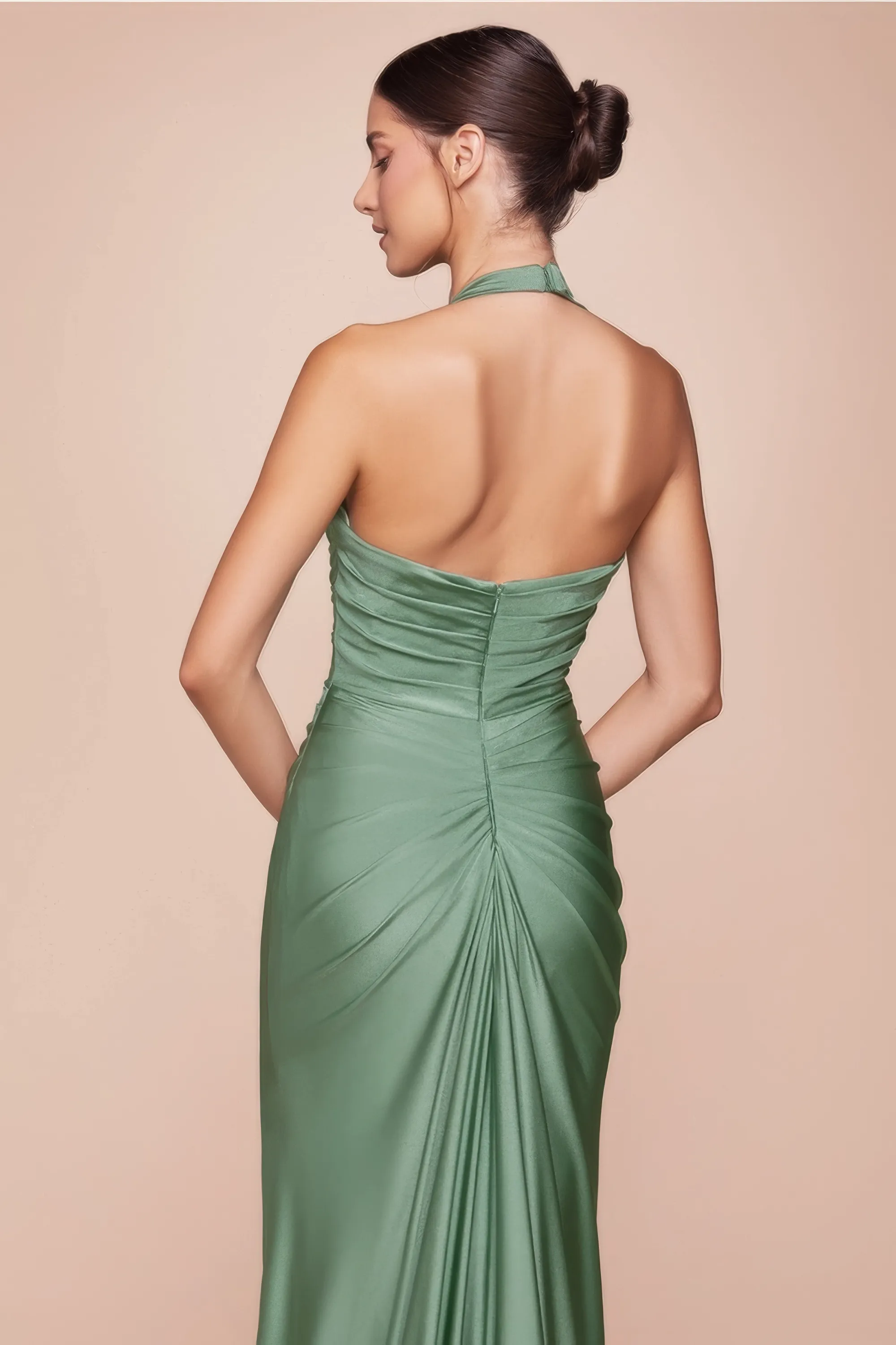 Figurbetontes langes Abendkleid in Dunkelsalbei mit Neckholder-Ausschnitt, geraffter Taille und seitlichem Beinschlitz aus Stretch-Satin – elegant und ideal für Hochzeiten, Gala oder festliche Anlässe, Rückenansicht