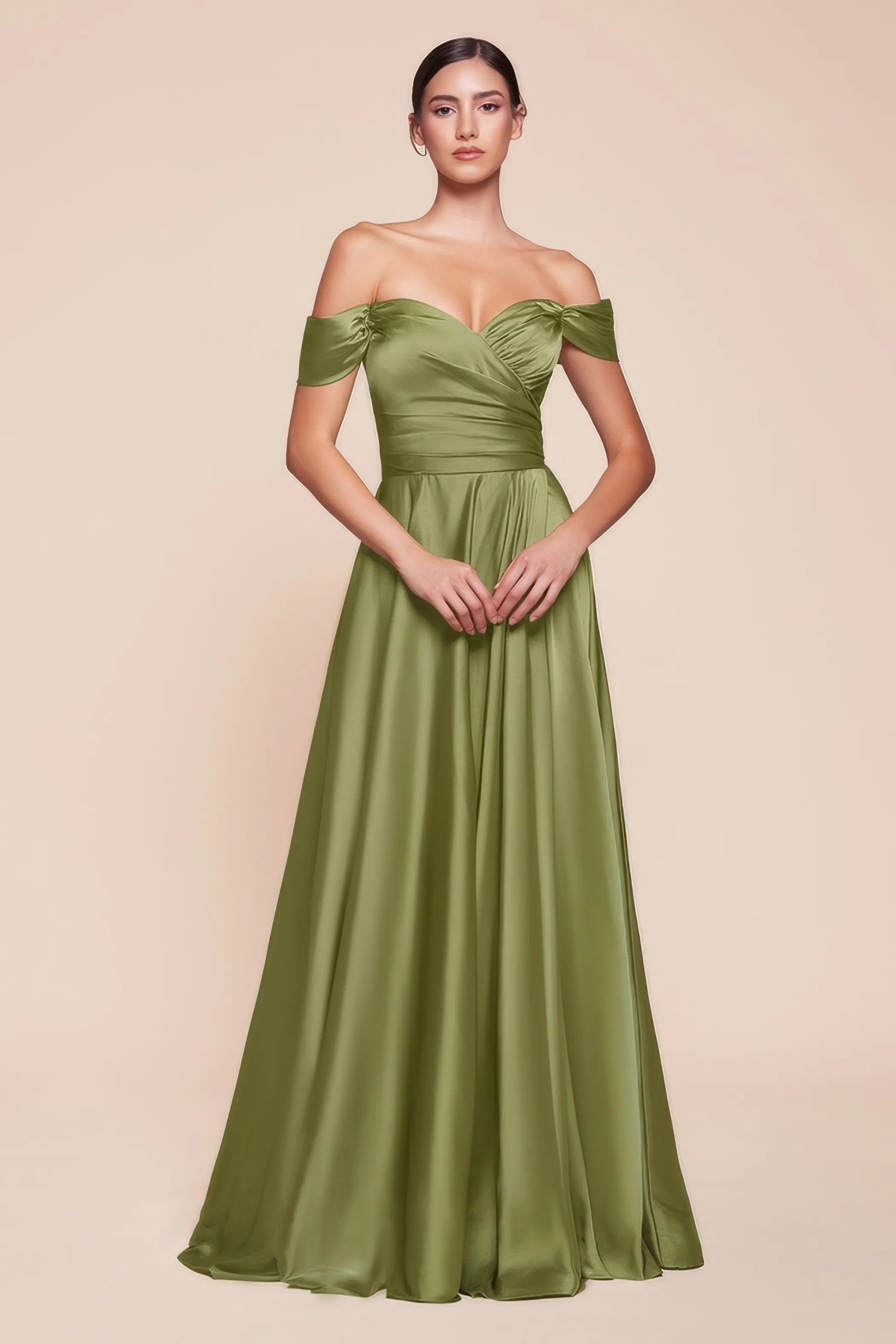 Frau in einem trägerlosen Abendkleid aus Satin und mit Beinschlitz in der Farbe Olivegrün, Frontalansicht