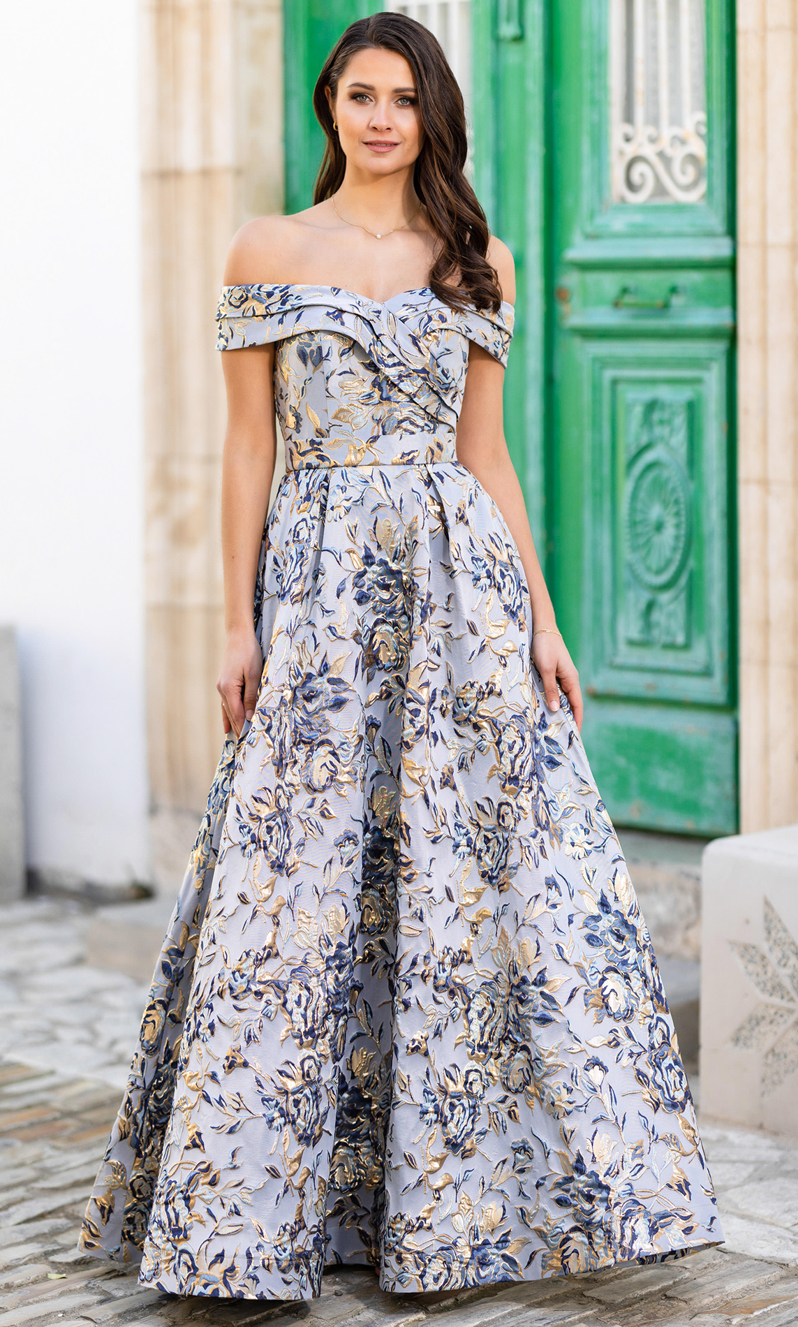 Brokat-Ballkleid in A-Linie und mit Carmenausschnitt für grosse Grössen Frau in einem Brokat Ballkleid, A-Linie und mit Carmenausschnitt