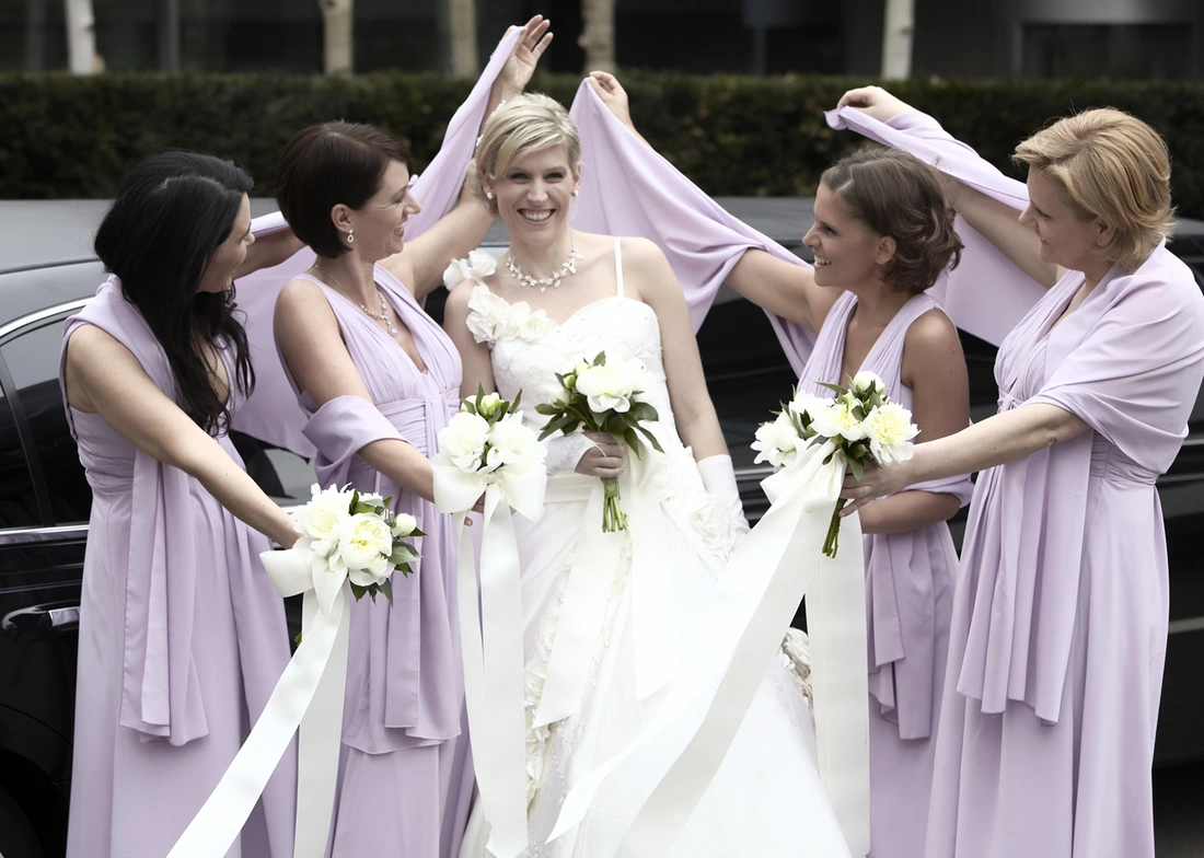 4 Brautjungfern mit einer farblich passenden Stola zum Abendkleid