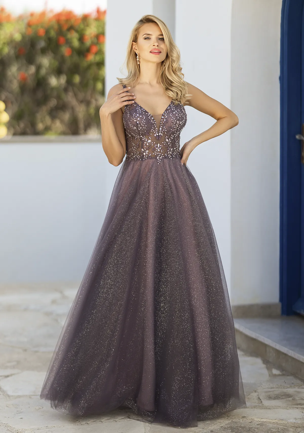 Ballkleid aus Glitzerstoff und mit Rückenschnürung pflaumenfarben Blonde Frau in einem Ballkleid aus Glitzerstoff und mit Rückenschnürung pflaumenfarben